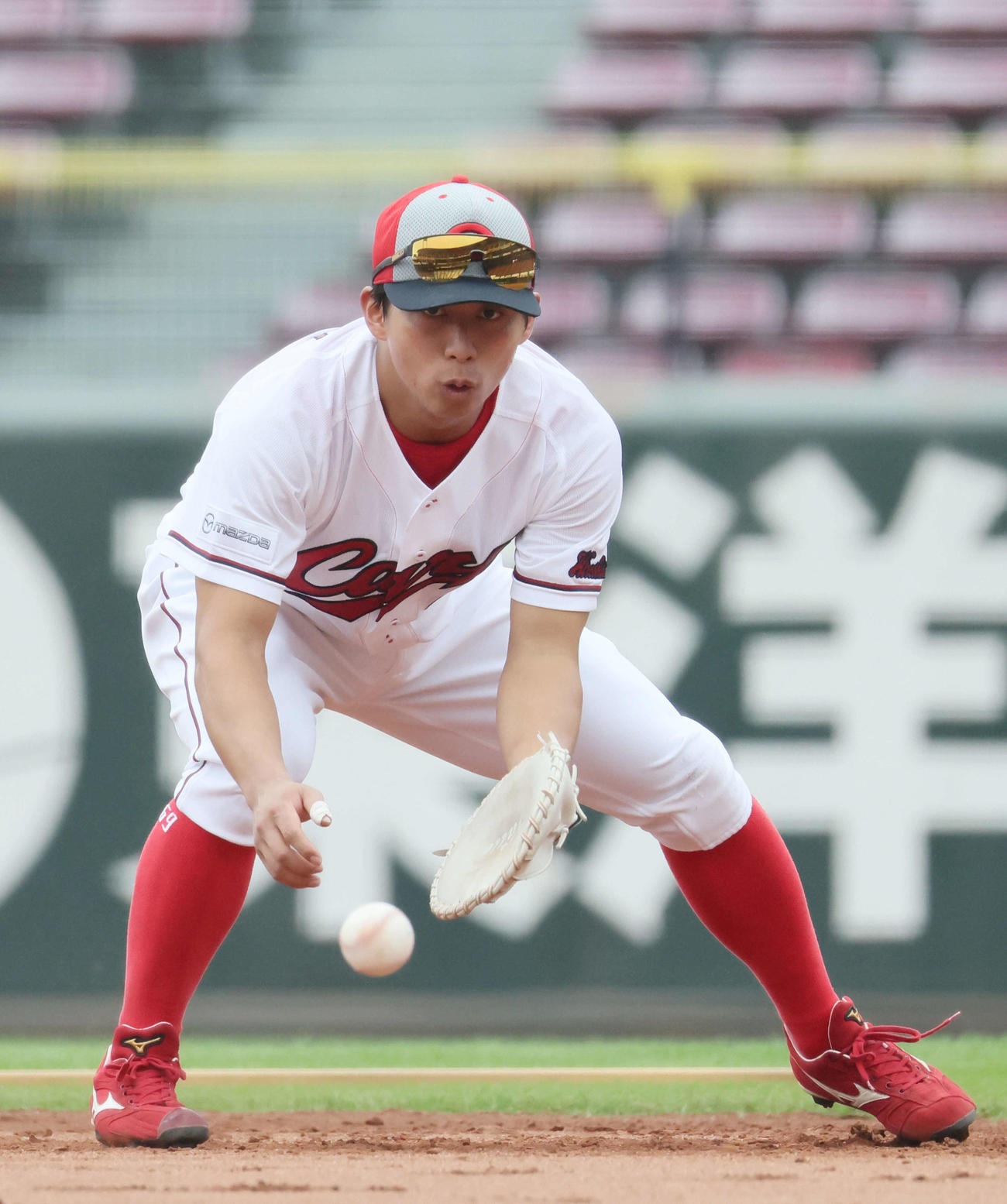 守備練習をする広島羽月（撮影・加藤孝規）
