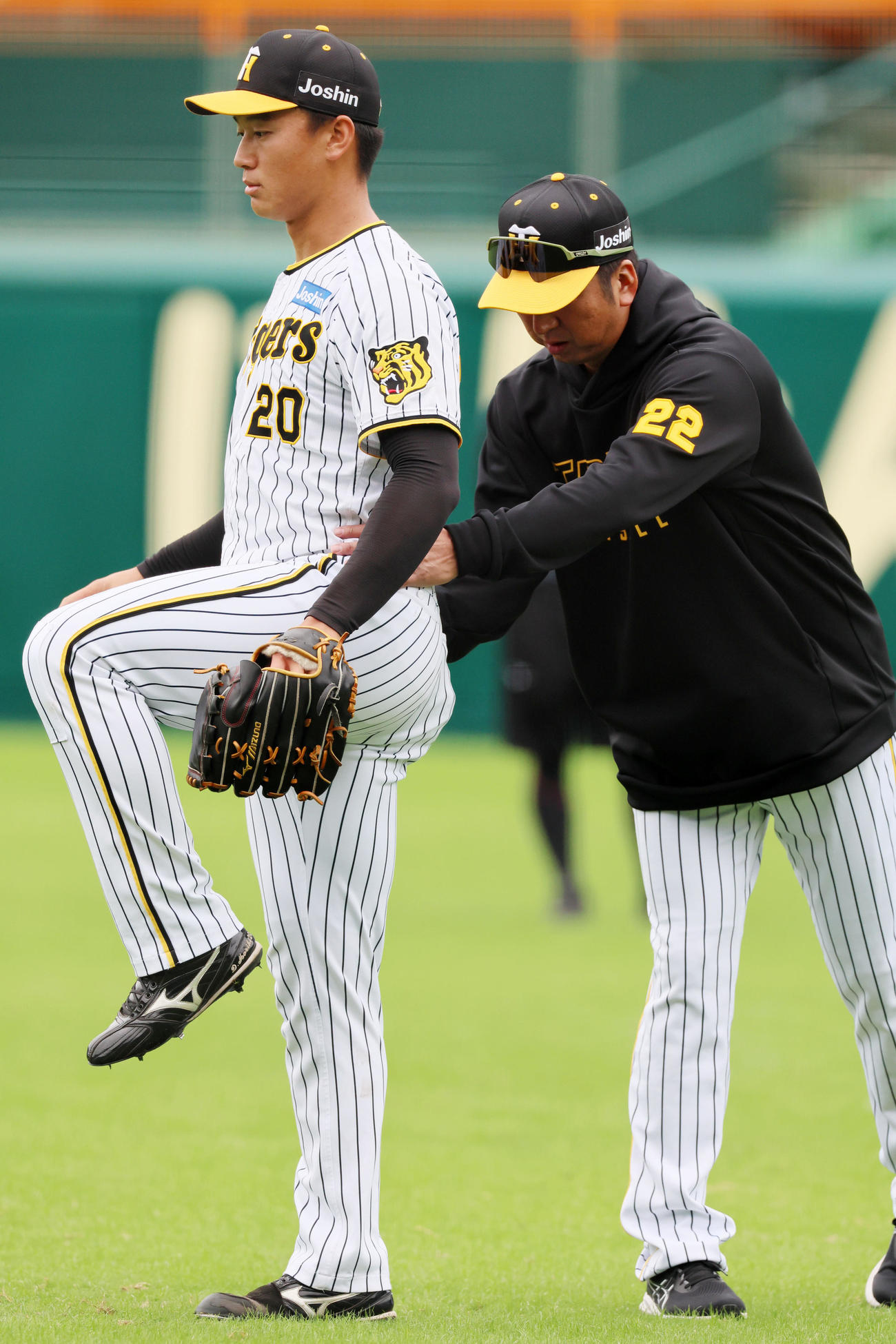 キャッチボール中に森木（左）は藤川監督から直接アドバイスを受ける（撮影・加藤哉）