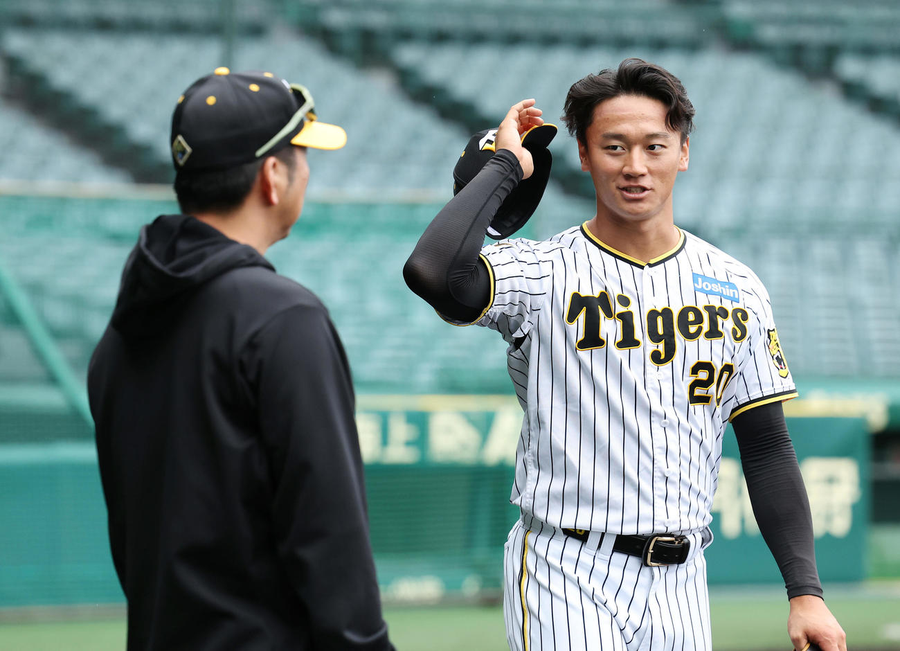 ノックの合間に阪神藤川監督（左）と言葉を交わす森木（撮影・前田充）