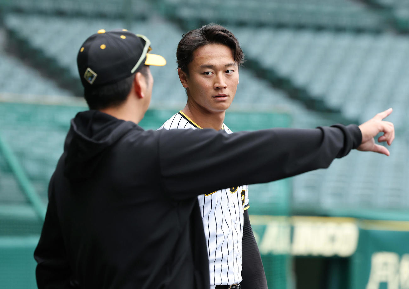 ノックの合間に阪神藤川監督（左）と言葉を交わす森木（撮影・前田充）
