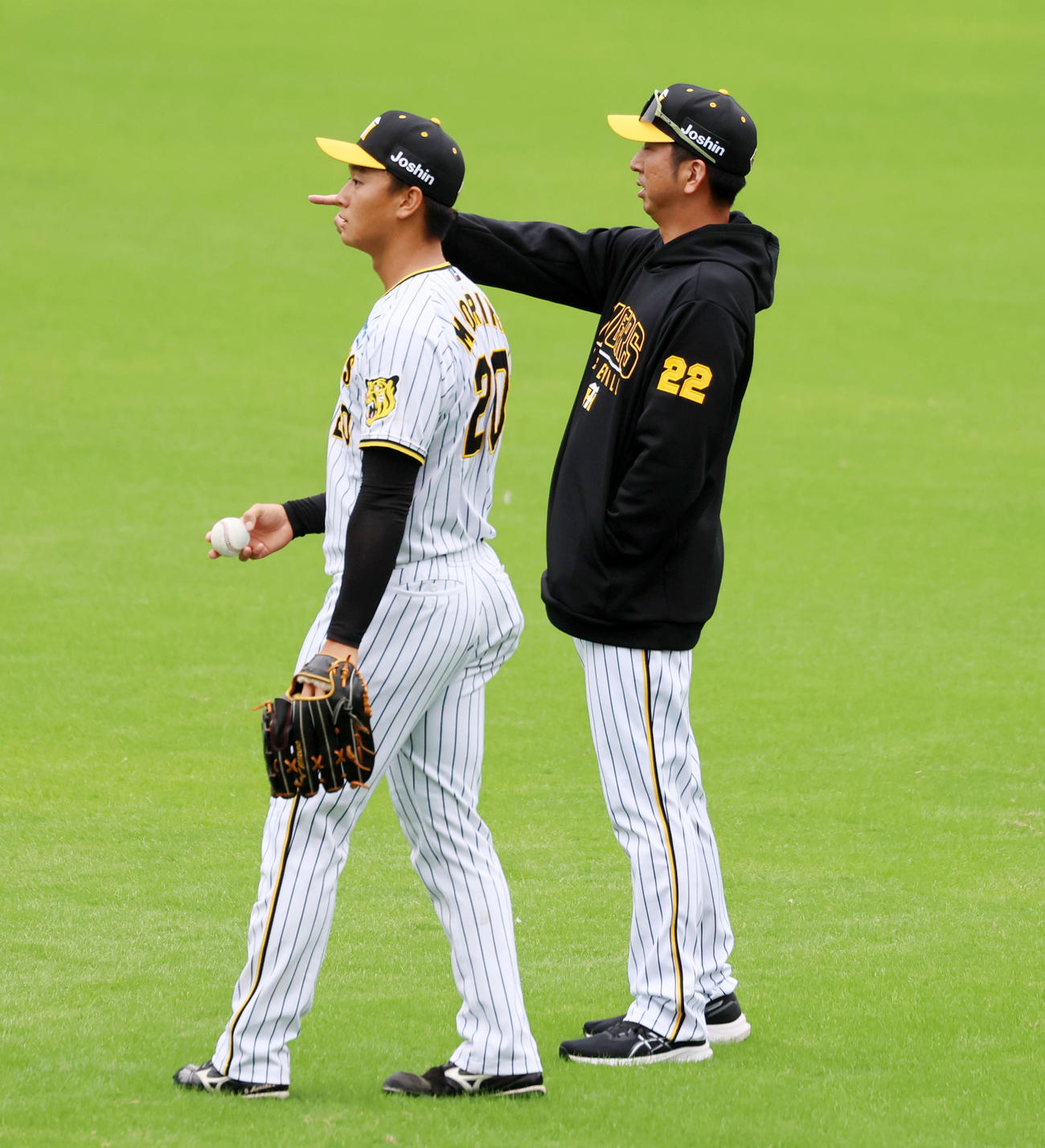 藤川監督（右）とともに投手陣のキャッチボールを見る森木（撮影・加藤哉）