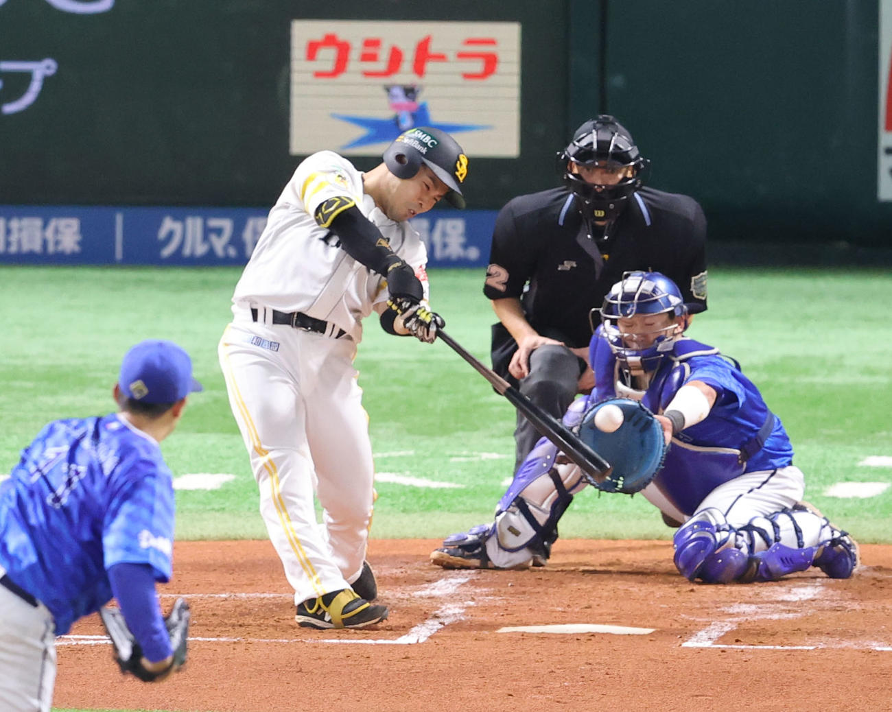 ソフトバンク対DeNA 1回裏ソフトバンク2死一、三塁、近藤は左前に同点適時二塁打打を放つ（撮影・梅根麻紀）