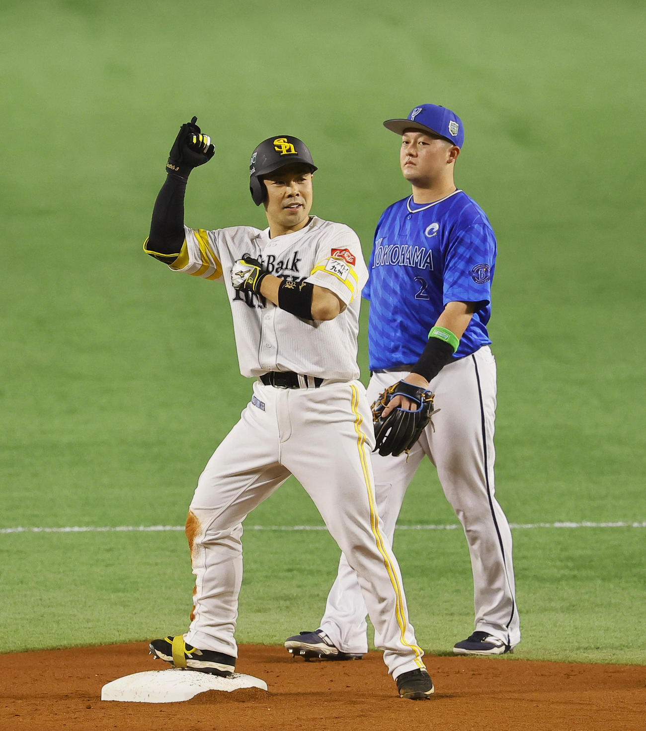 ソフトバンク対DeNA 1回裏ソフトバンク2死一、三塁、近藤は左前に同点の適時打を放ちガッツポーズをする（撮影・藤尾明華）
