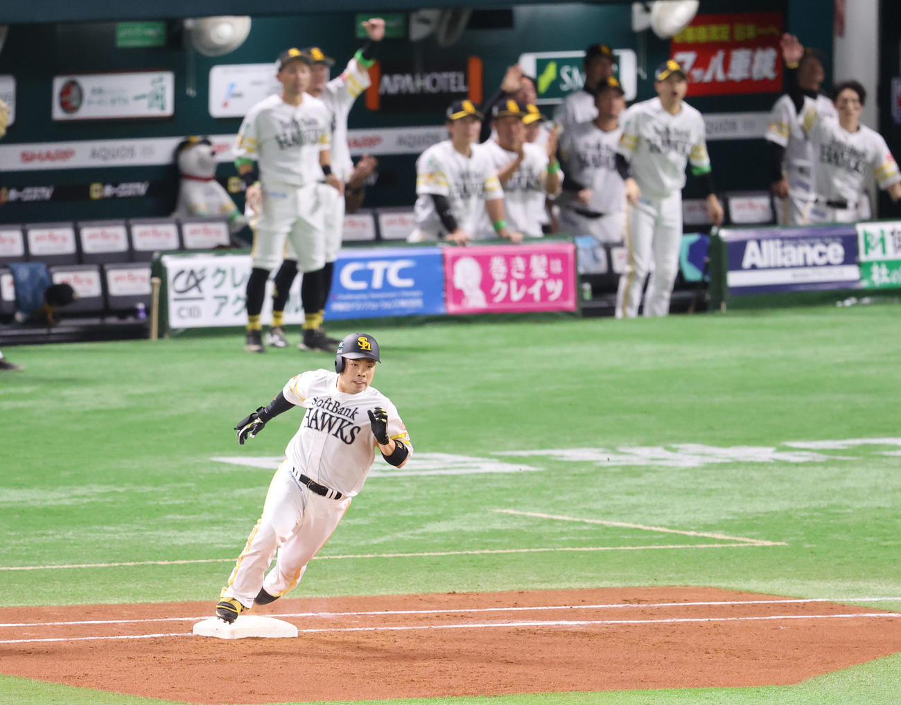 ソフトバンク対DeNA 1回裏ソフトバンク2死一、三塁、近藤は左前に同点適時二塁打打を放つ（撮影・梅根麻紀）
