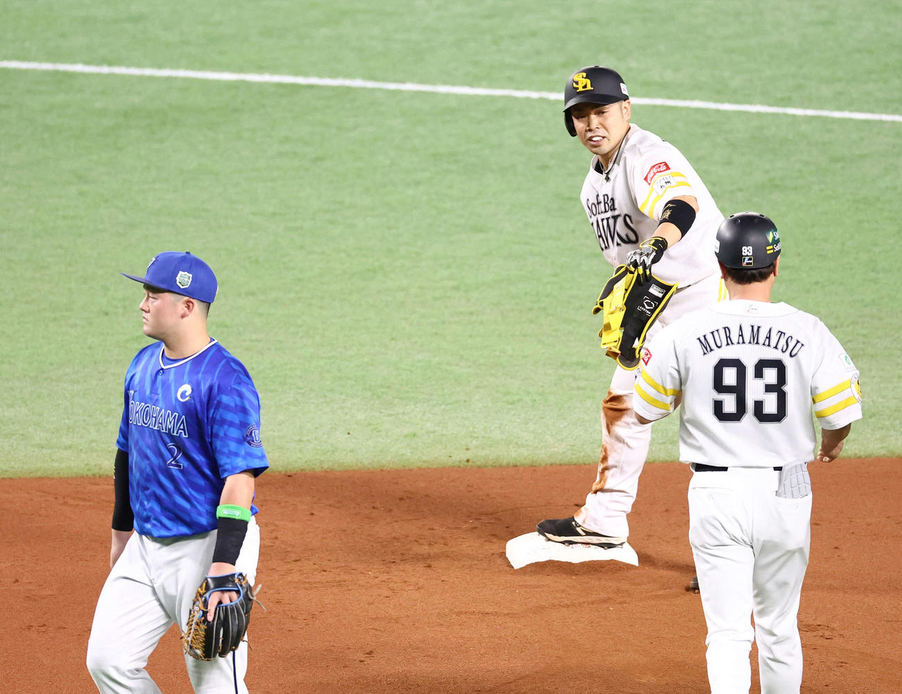 DeNA対ソフトバンク　1回裏ソフトバンク2死二、三塁、左翼線に同点適時二塁打を放ち出塁する近藤（撮影・河田真司）