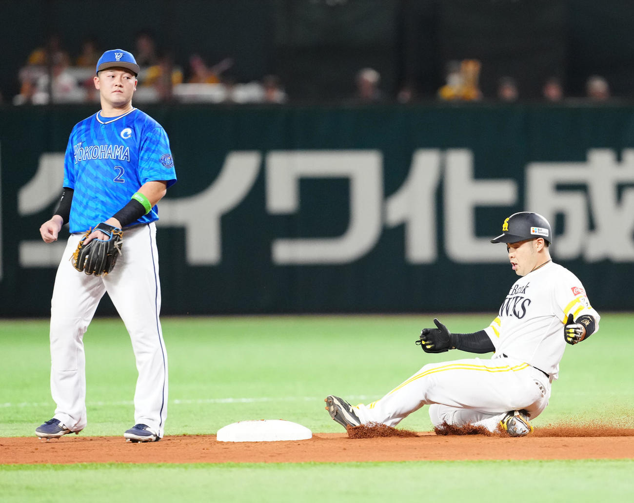 ソフトバンク対DeNA 1回裏ソフトバンク2死一、三塁、適時二塁打で滑り込む近藤（右）。左は二塁手牧（撮影・江口和貴）