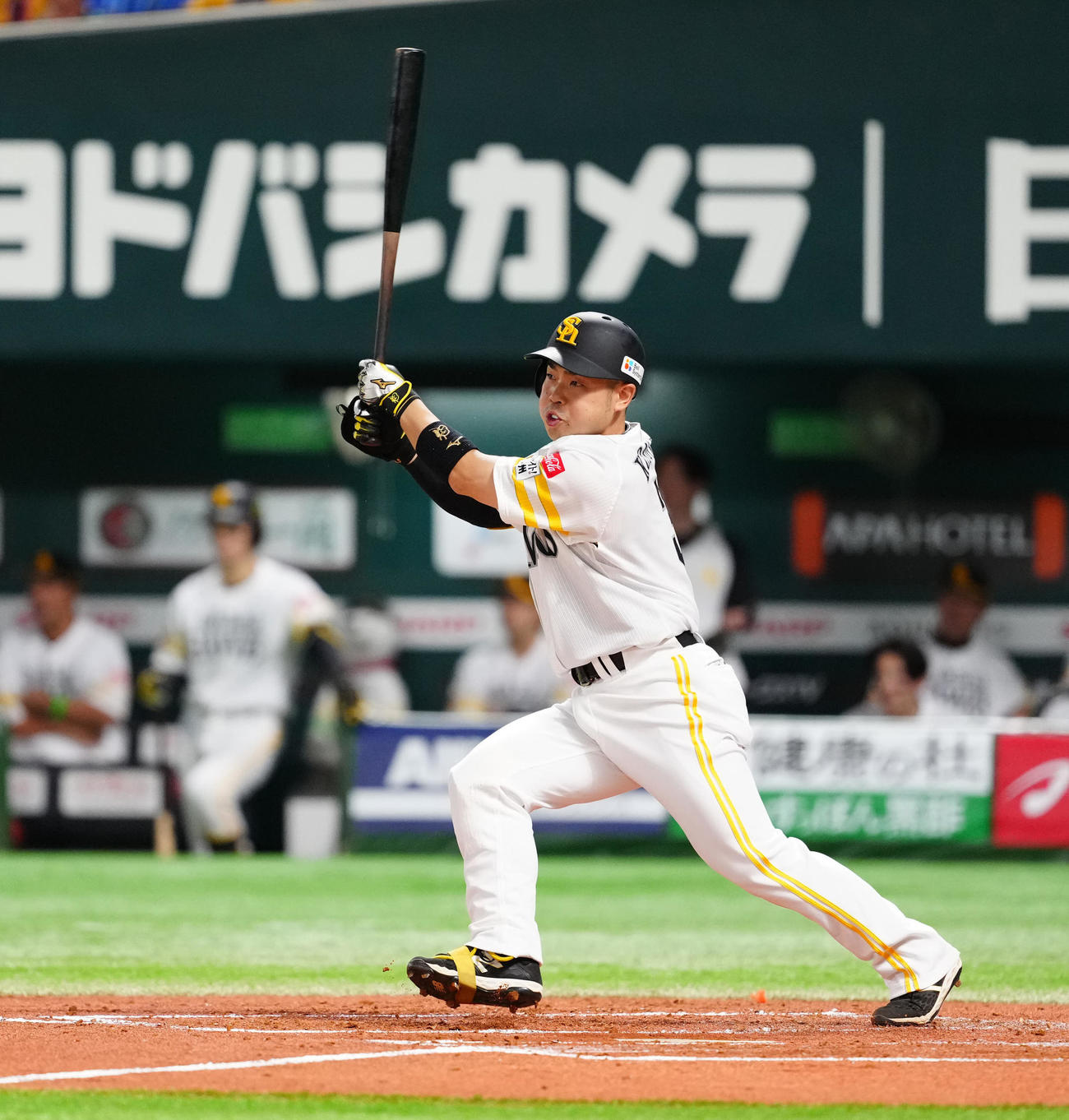 ソフトバンク対DeNA 1回裏ソフトバンク2死一、三塁、適時二塁打を放つ近藤（撮影・江口和貴）