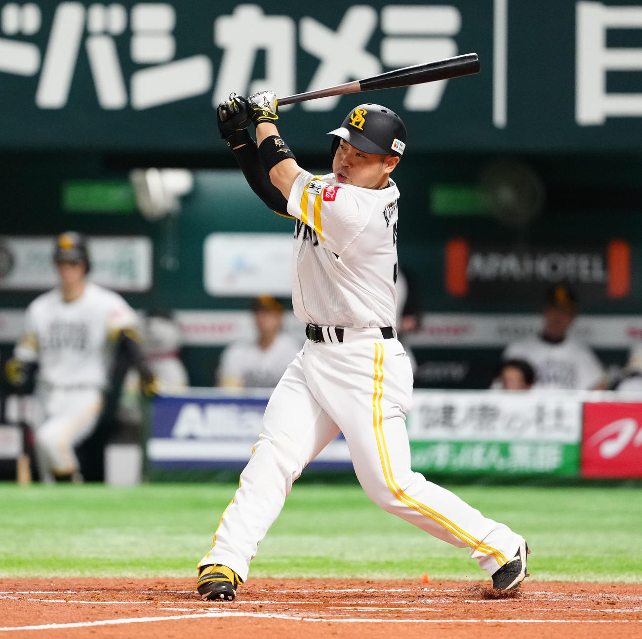 ソフトバンク対DeNA 1回裏ソフトバンク2死一、三塁、適時二塁打を放つ近藤（撮影・江口和貴）