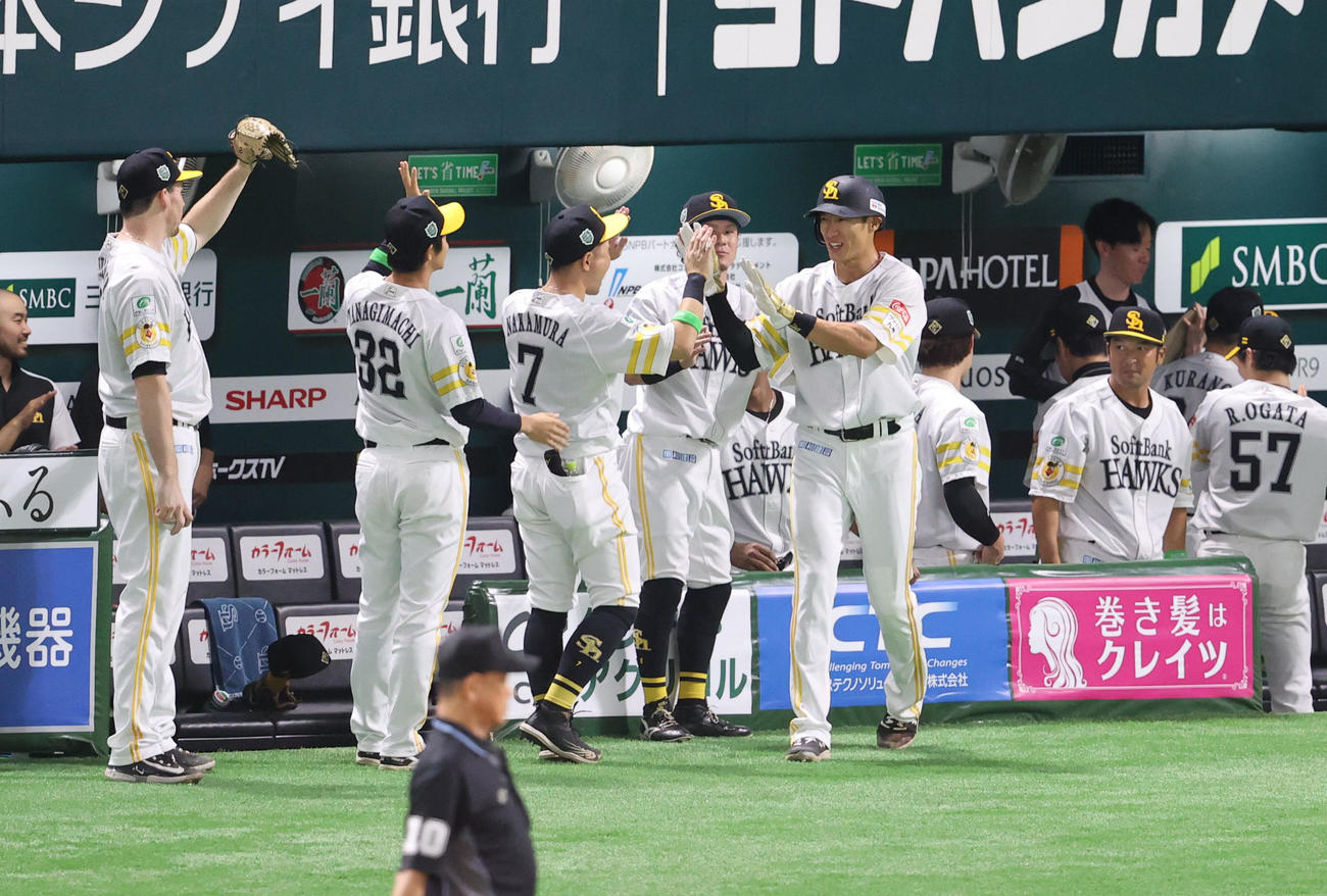 ソフトバンク対DeNA 1回裏ソフトバンク2死一、三塁、近藤の左前同点適時二塁打で生還した柳田悠岐（撮影・梅根麻紀）