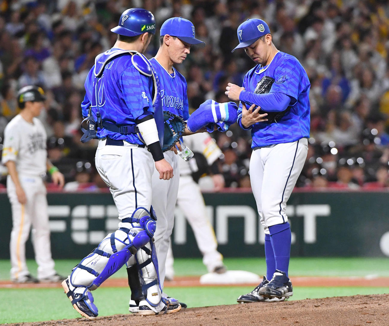 ソフトバンク対DeNA 1回裏ソフトバンク2死一、三塁、近藤に左中間へ同点適時二塁打を打たれ、マウンドで厳しい表情を見せる東（右）（撮影・岩下翔太）