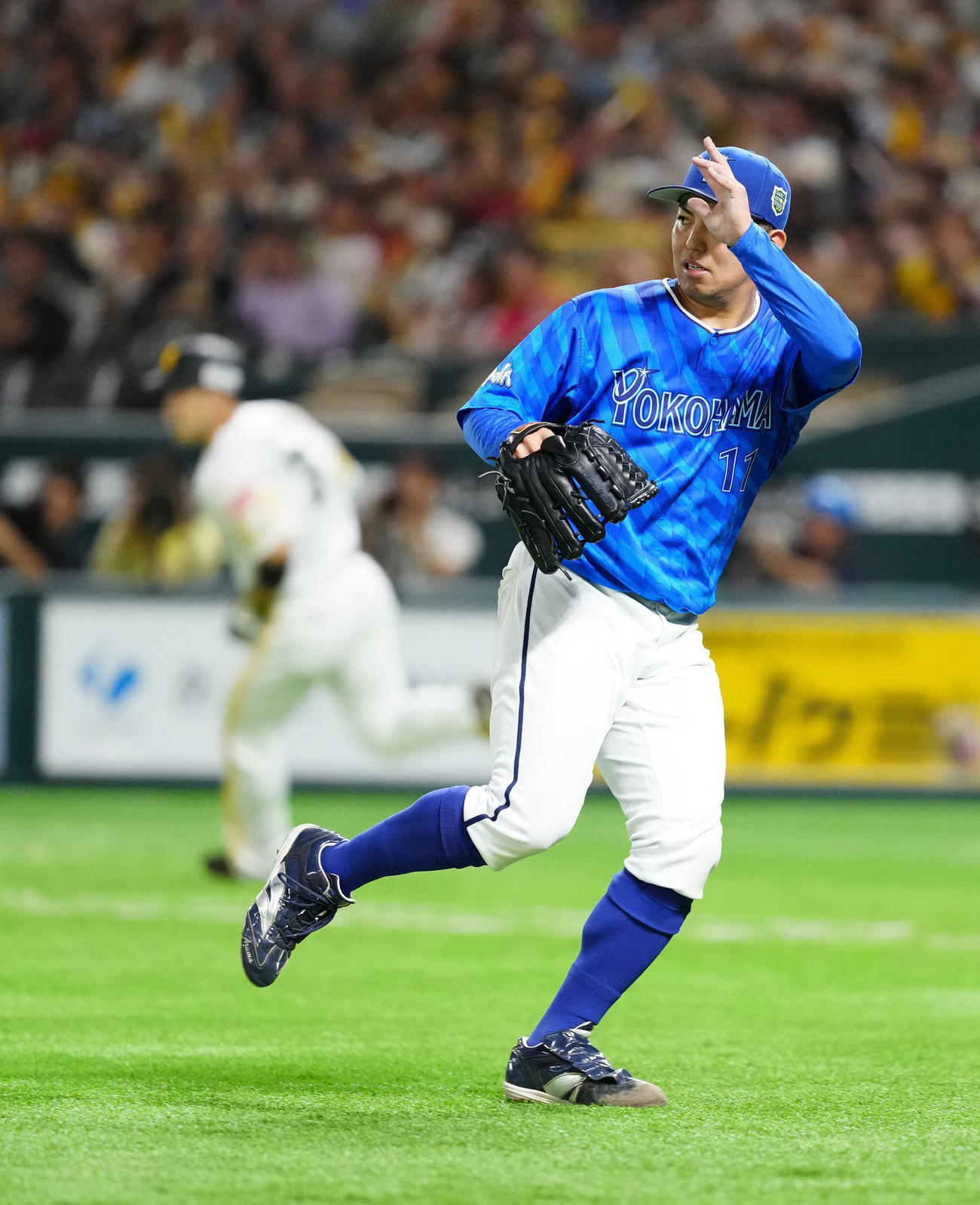 ソフトバンク対DeNA 1回裏ソフトバンク2死一、三塁、近藤（後方）に適時二塁打を浴びる東（撮影・江口和貴）