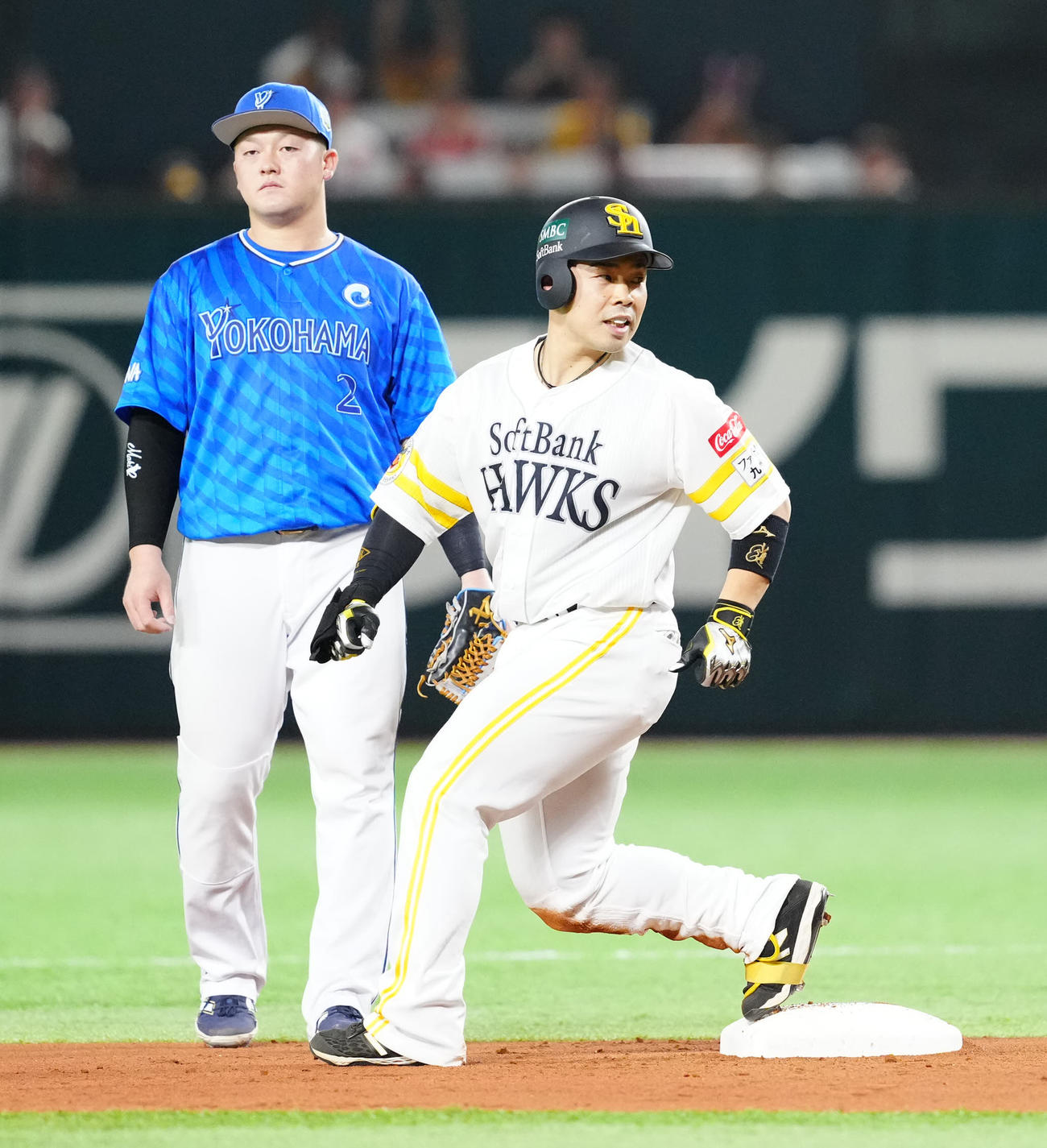 ソフトバンク対DeNA 1回裏ソフトバンク2死一、三塁、適時二塁打を放った近藤（右）。左は二塁手牧（撮影・江口和貴）