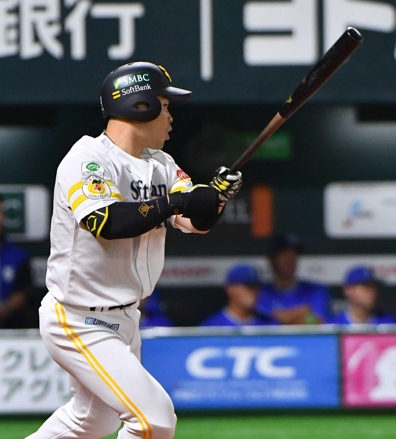 ソフトバンク対DeNA 1回裏ソフトバンク2死一、三塁、近藤は左中間へ同点適時二塁打を放つ（撮影・岩下翔太）