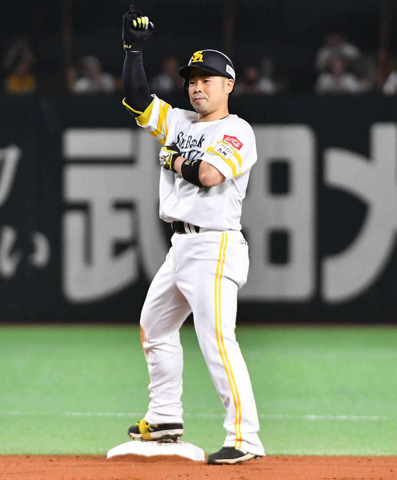 ソフトバンク対DeNA 1回裏ソフトバンク2死一、三塁、左中間へ同点適時二塁打を放ち、ベンチに向かってガッツポーズする近藤（撮影・岩下翔太）