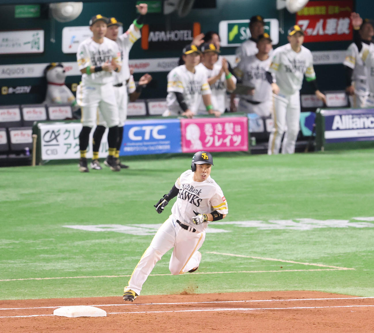 ソフトバンク対DeNA 1回裏ソフトバンク2死一、三塁、近藤は左前に同点適時二塁打打を放つ（撮影・梅根麻紀）