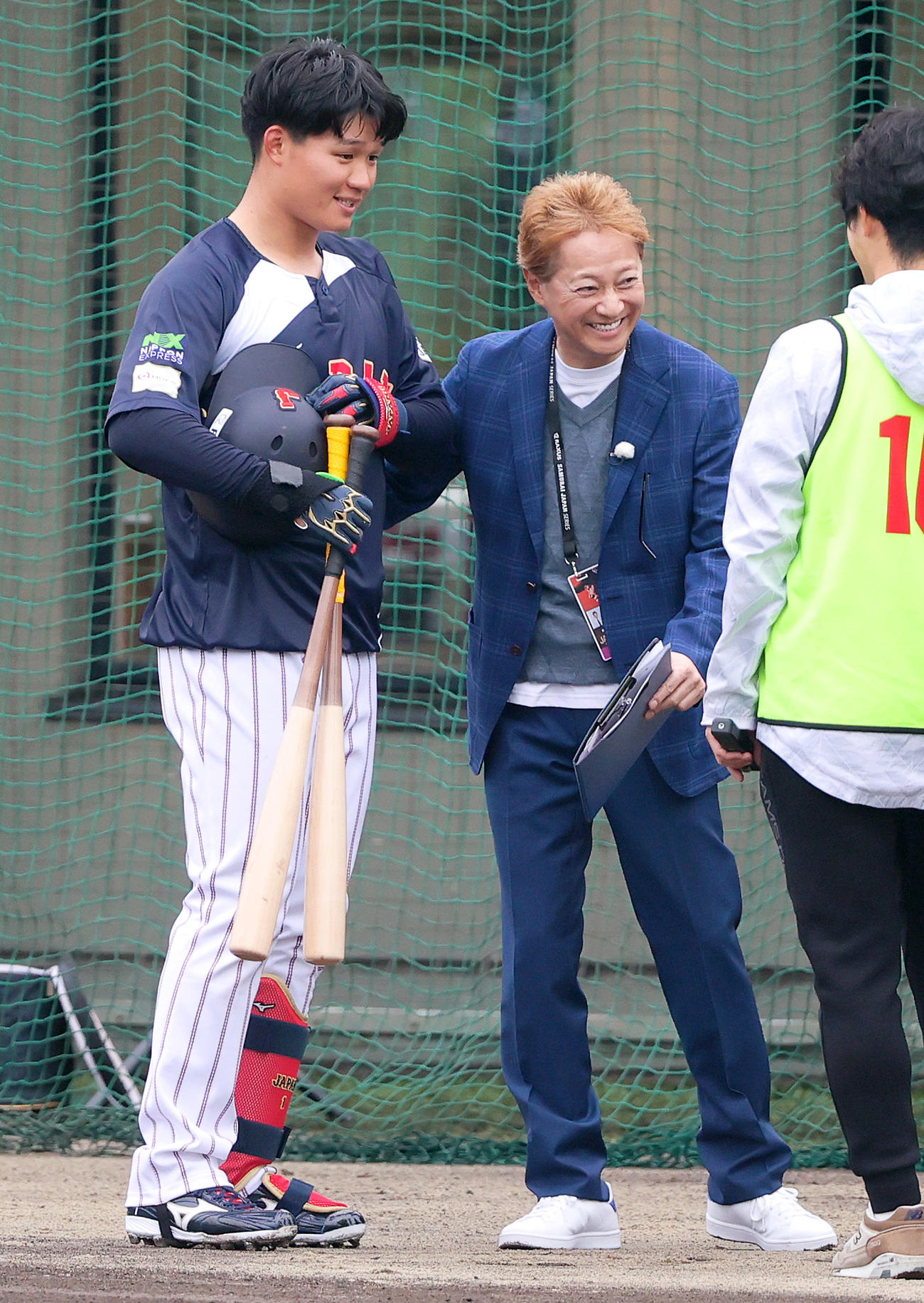 中居正広（右）から取材を受ける侍ジャパン森下（撮影・上山淳一）