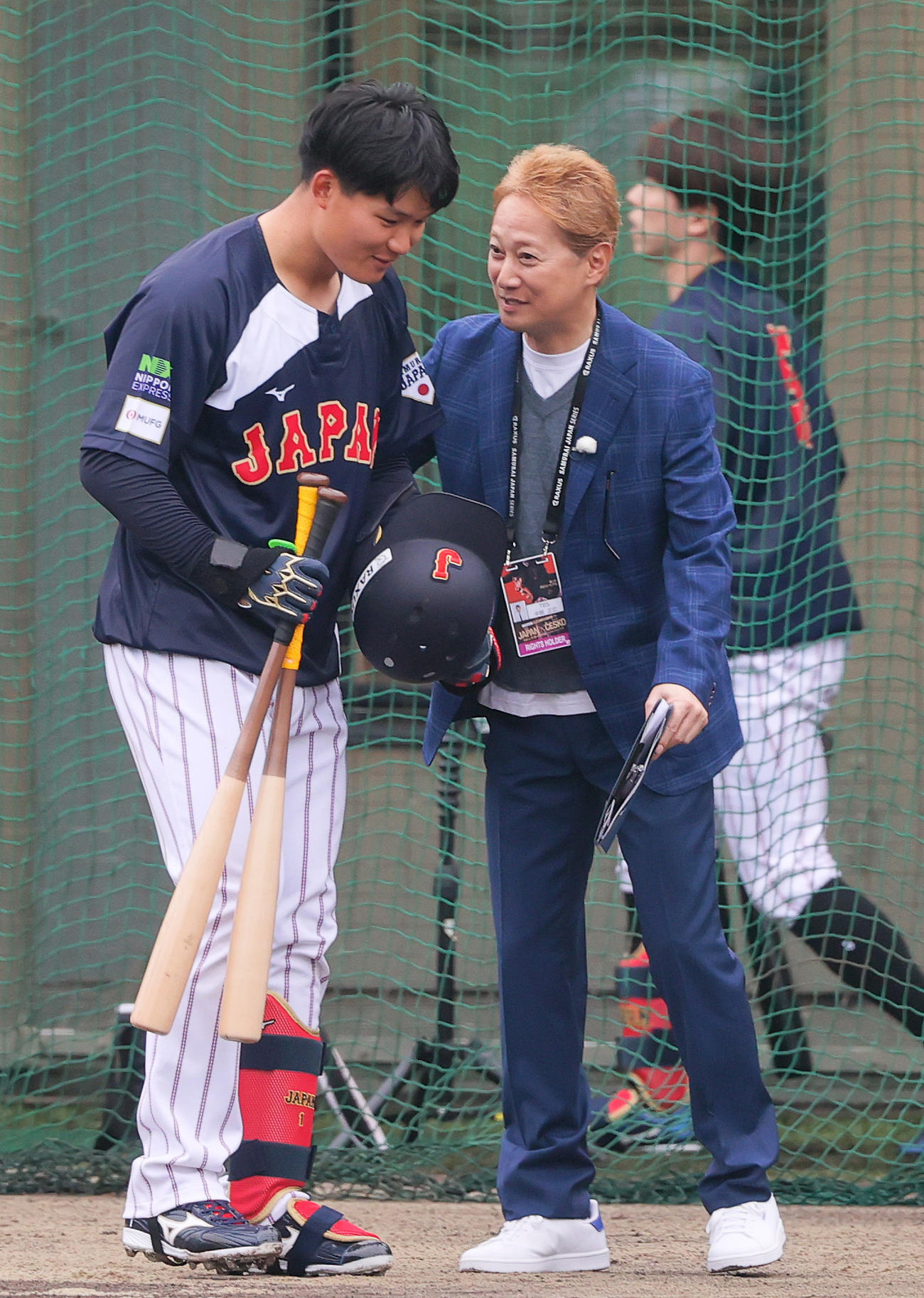中居正広（右）から取材を受ける侍ジャパン森下（撮影・上山淳一）