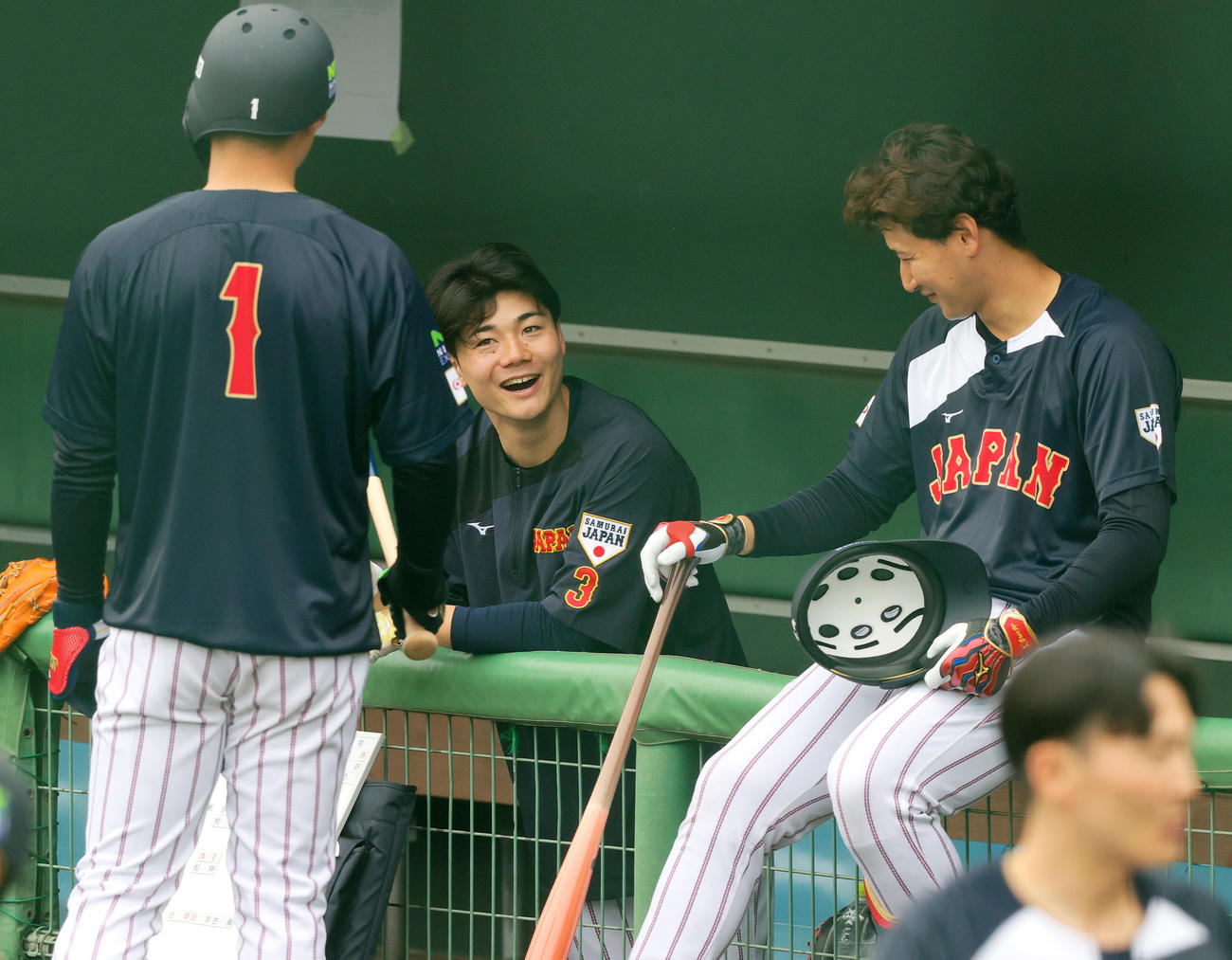 打撃練習を前に日本ハム清宮（中央）はオリックス紅林（右）阪神森下（左）と笑顔で話す（撮影・上山淳一）