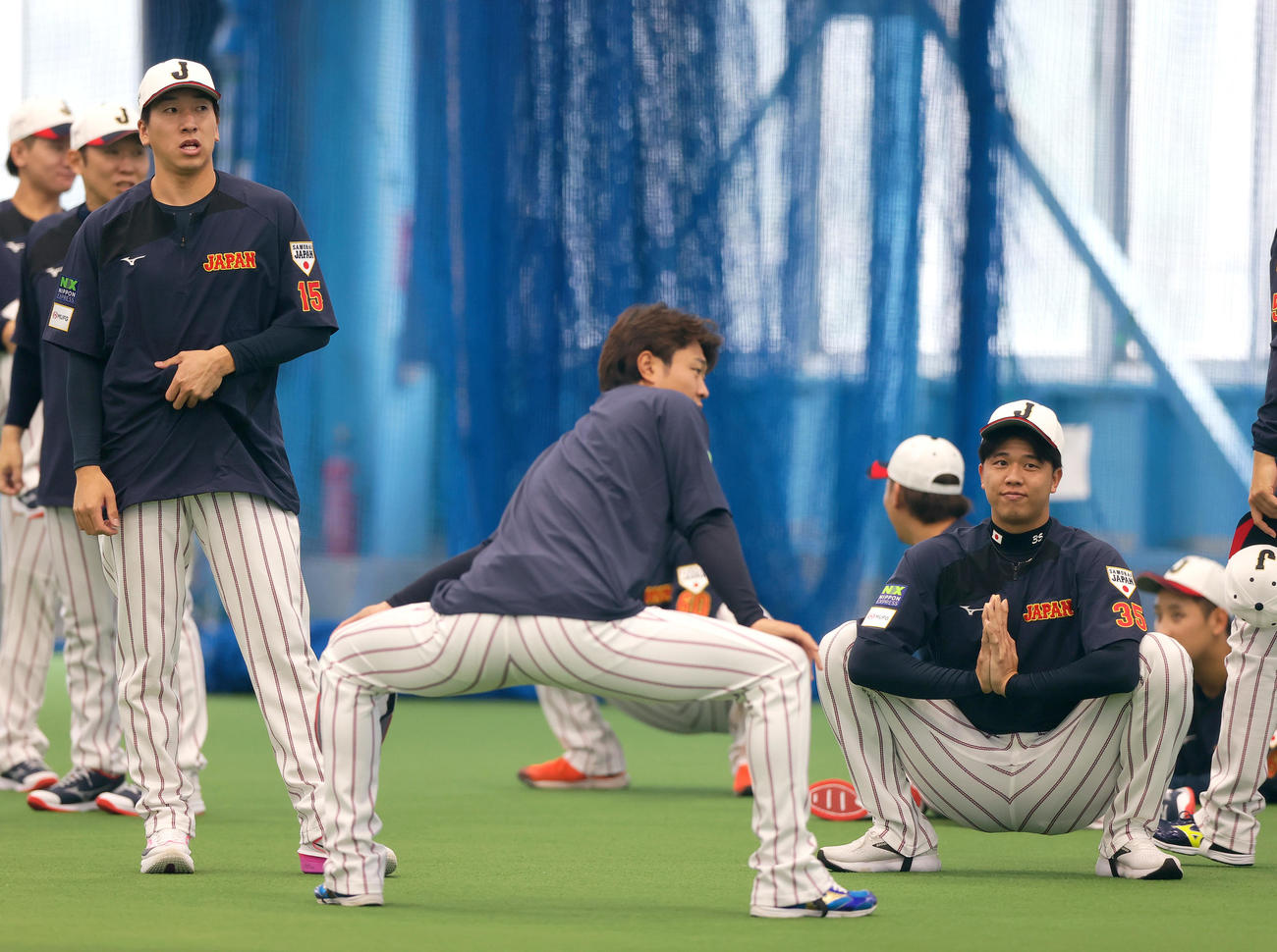 ウオーミングアップする中日高橋宏（左）と阪神才木（撮影・上山淳一）