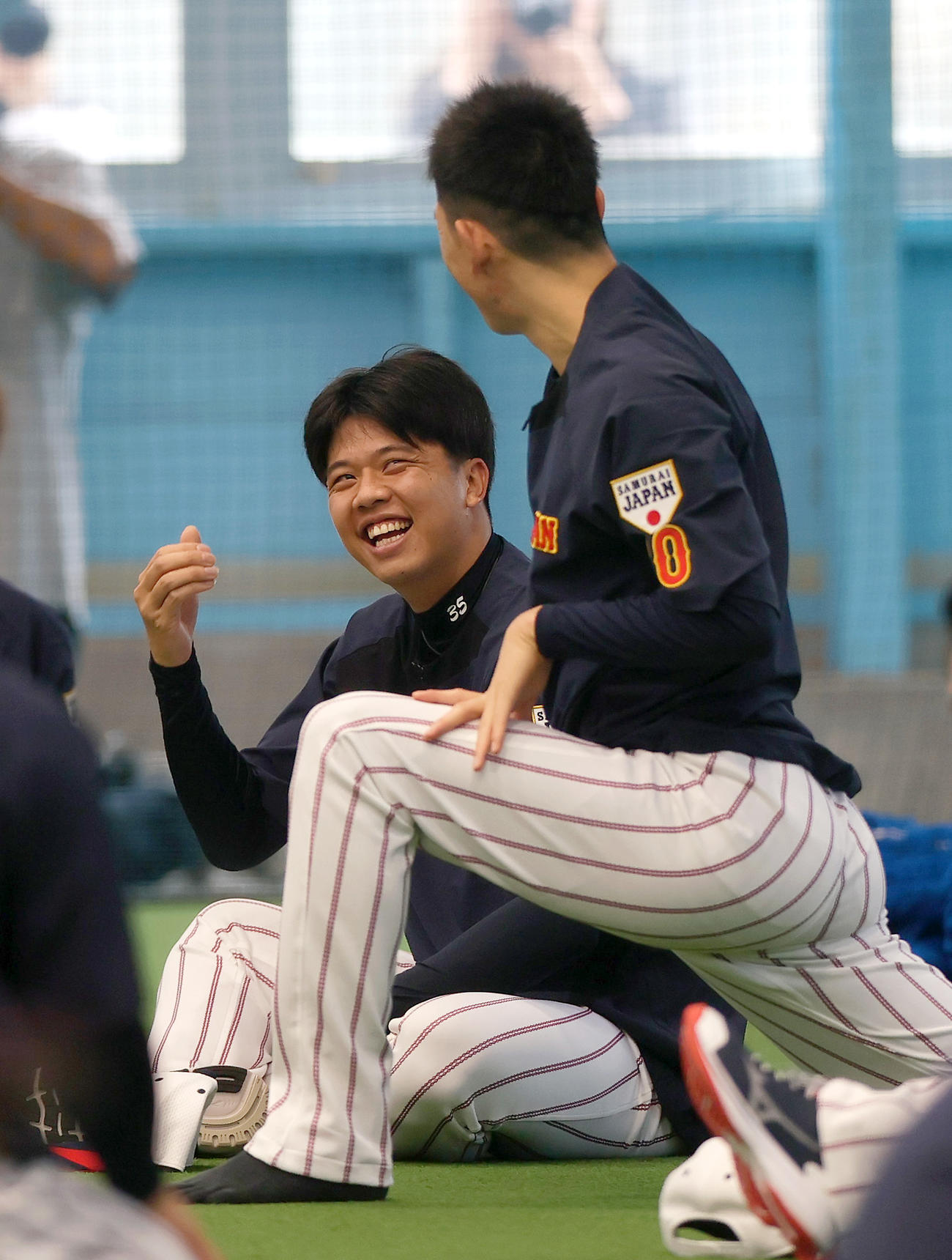 笑顔で巨人戸郷（手前）と話す阪神才木（撮影・上山淳一）