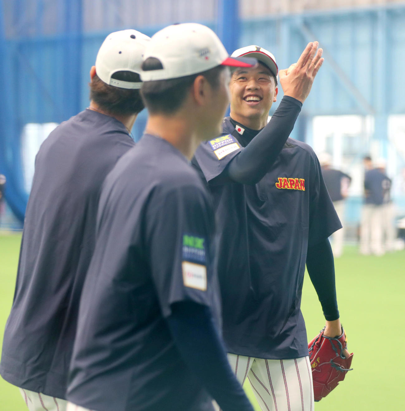 阪神才木（右）はキャッチボールした中日高橋と話す（撮影・上山淳一）