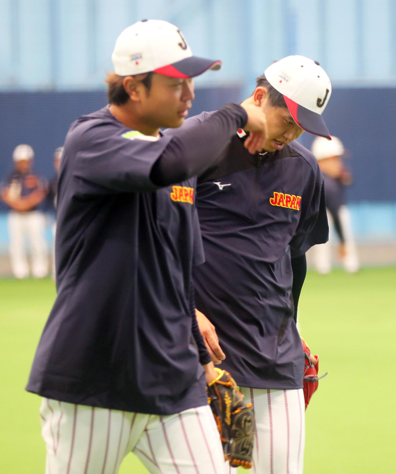 中日高橋（手前）とキャッチボールをした阪神才木（撮影・上山淳一）