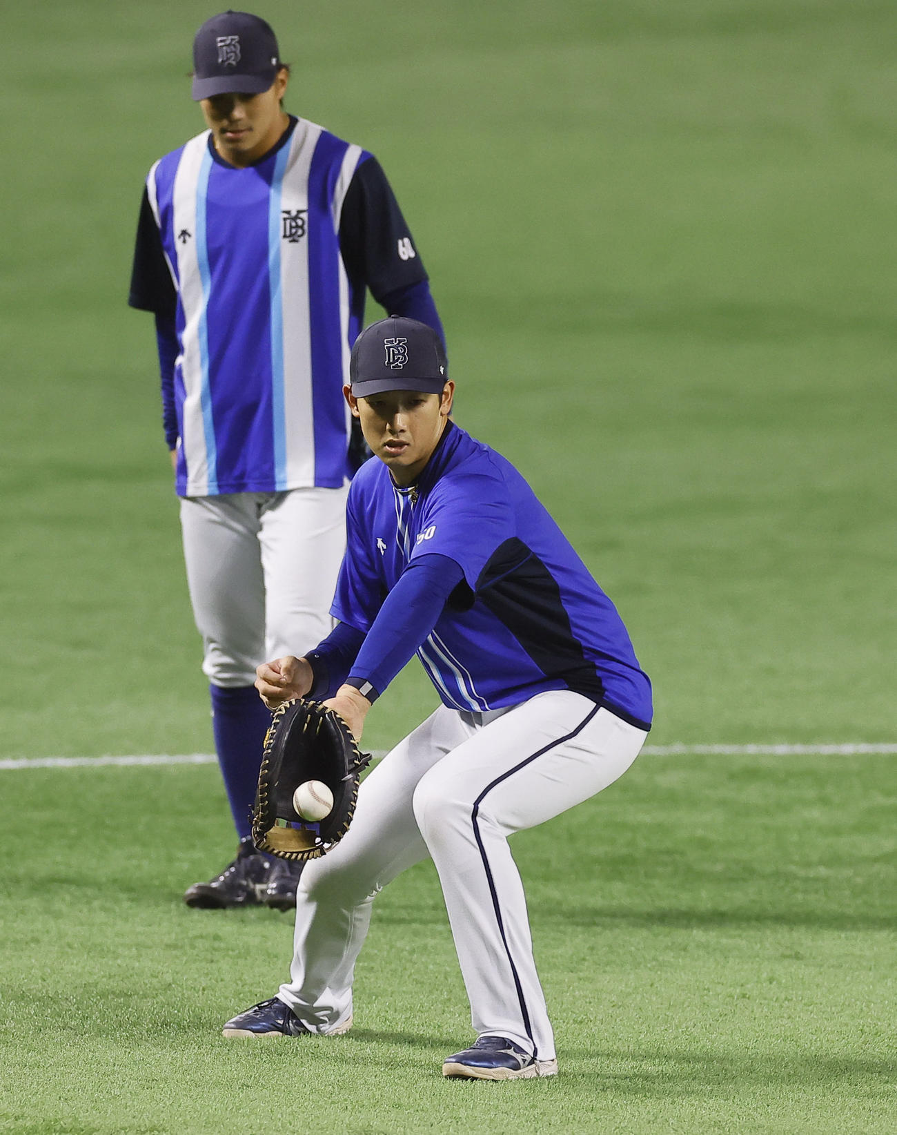 ソフトバンク対DeNA　ノックを受ける山本（撮影・藤尾明華）