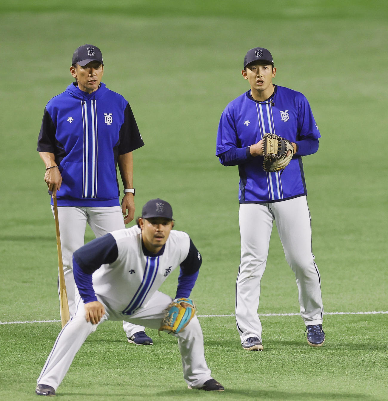 ソフトバンク対DeNA　山本（右）と言葉を交わすDeNA三浦監督（撮影・藤尾明華）