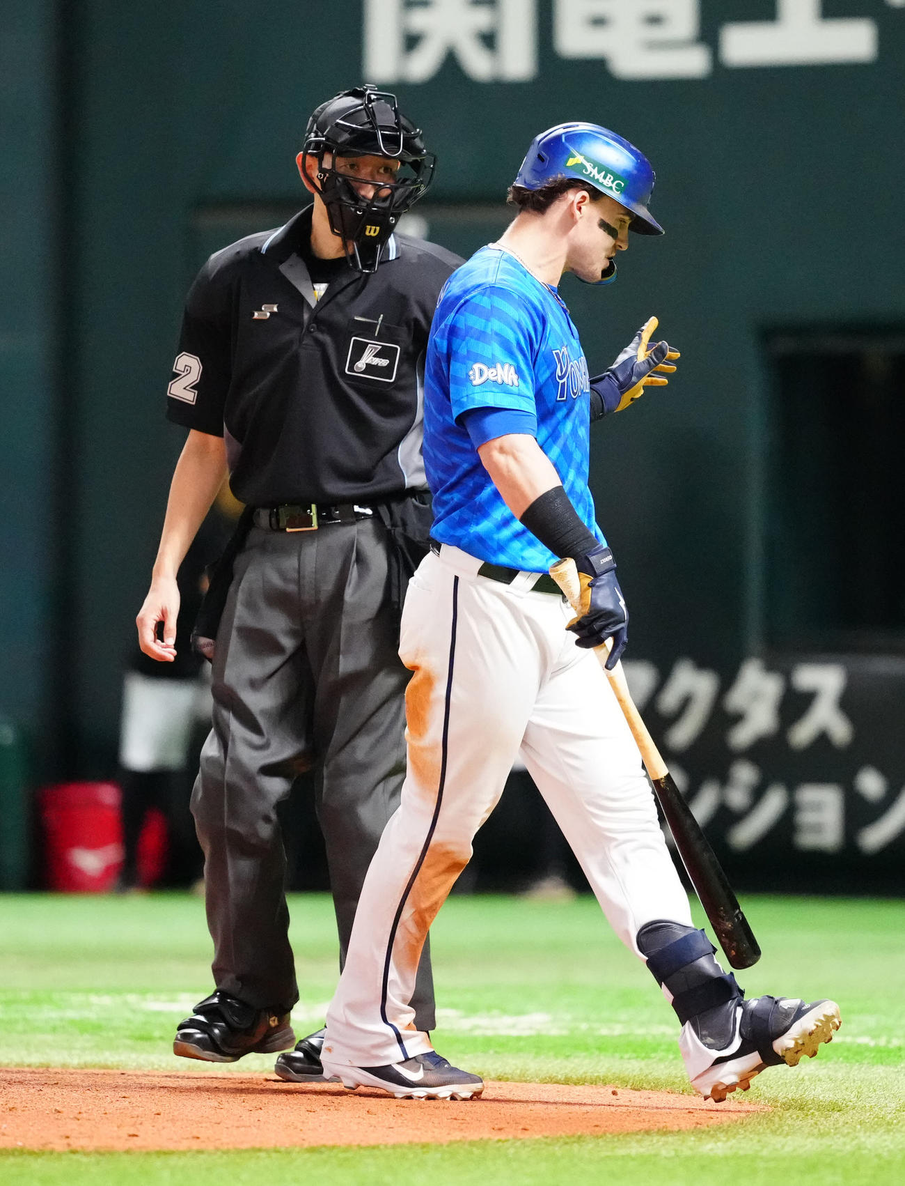 ソフトバンク対DeNA 3回表DeNA2死一、二塁、見逃しの三振に倒れたオースティン。左は原球審（撮影・江口和貴）