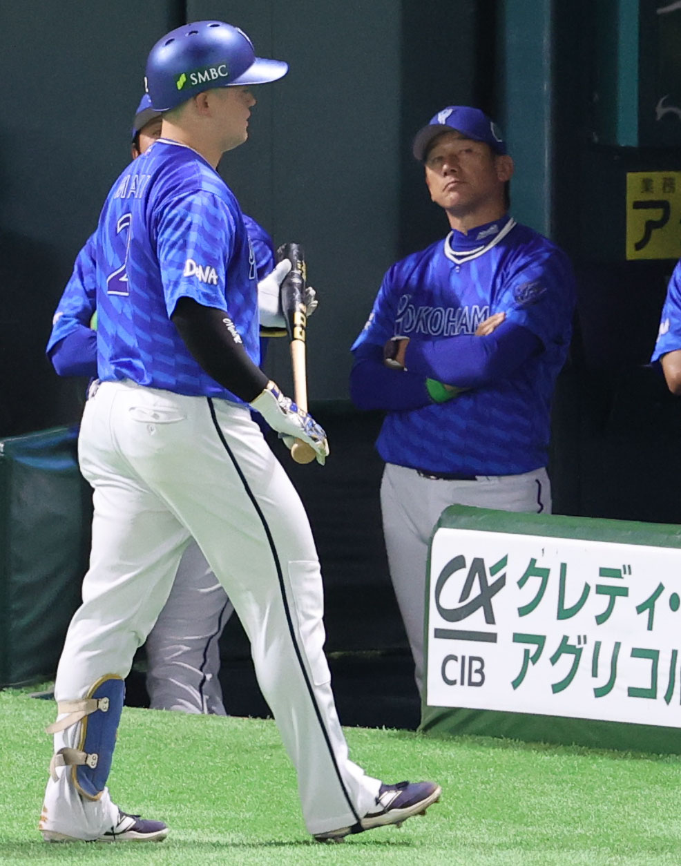 ソフトバンク対DeNA 3回表DeNA1死一、二塁、牧は空振り三振に終わる、ベンチで厳しい表情の三浦監督（撮影・梅根麻紀）