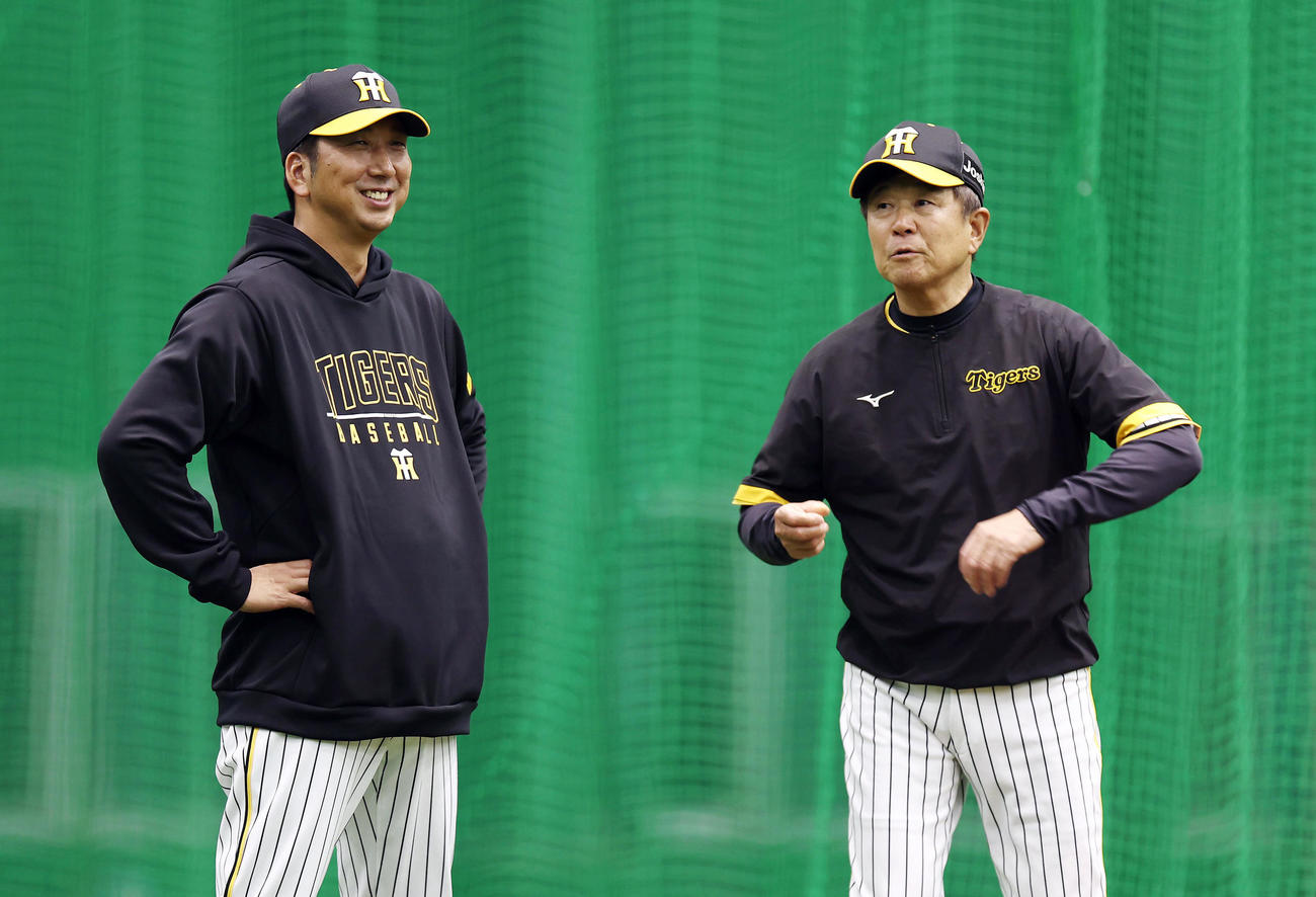 言葉を交わす阪神藤川監督（左）と平田2軍監督（撮影・前田充）