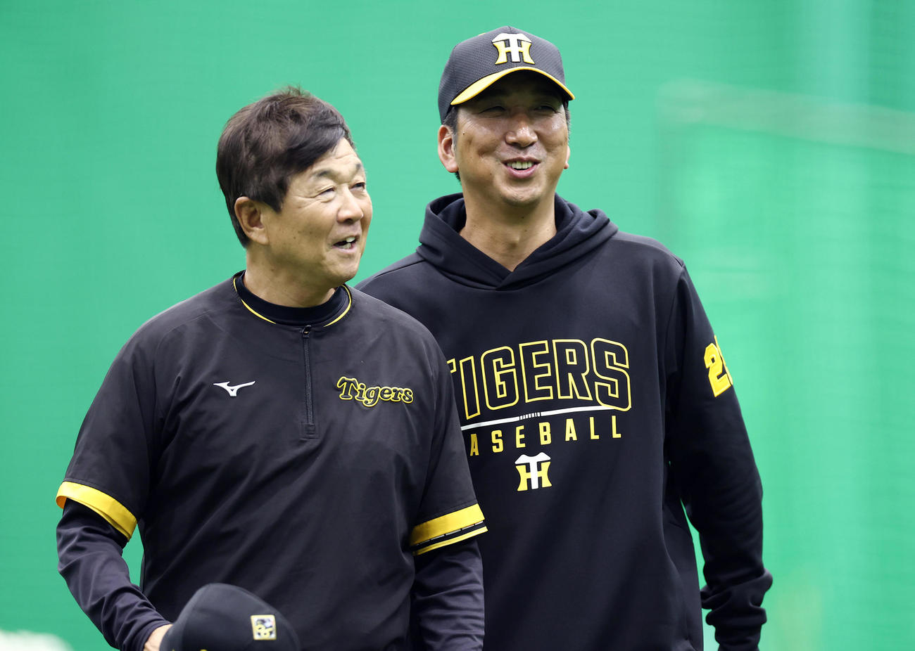 言葉を交わす阪神藤川監督（右）と平田2軍監督（撮影・前田充）