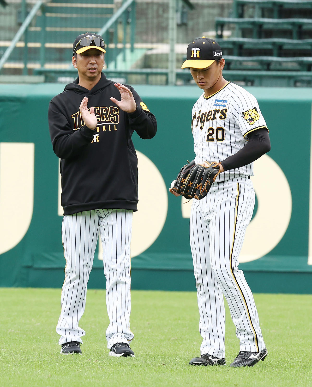 キャッチボール中に阪神森木（右）と言葉を交わす藤川監督（撮影・前田充）