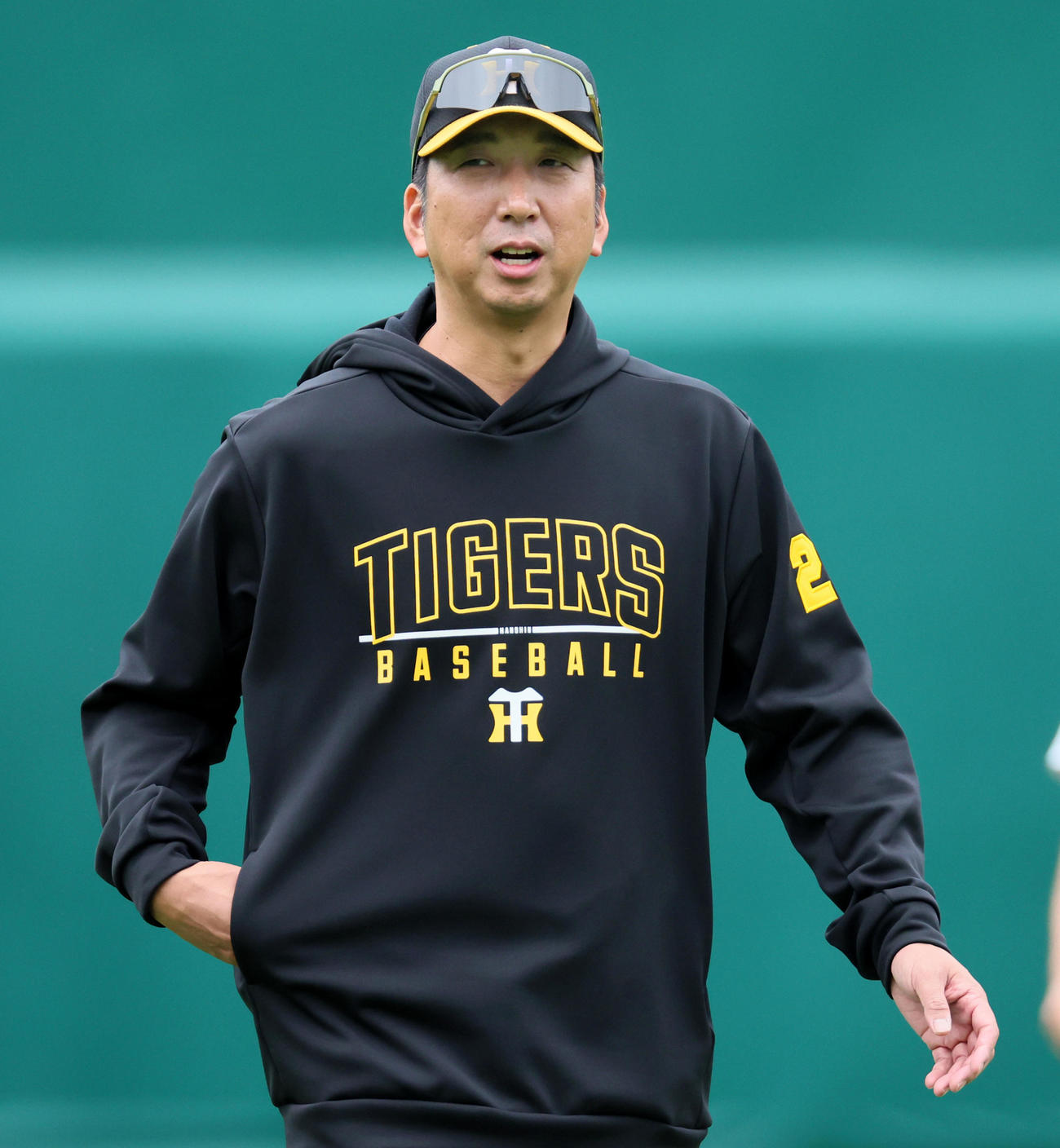 グラウンドを移動する藤川監督（撮影・加藤哉）