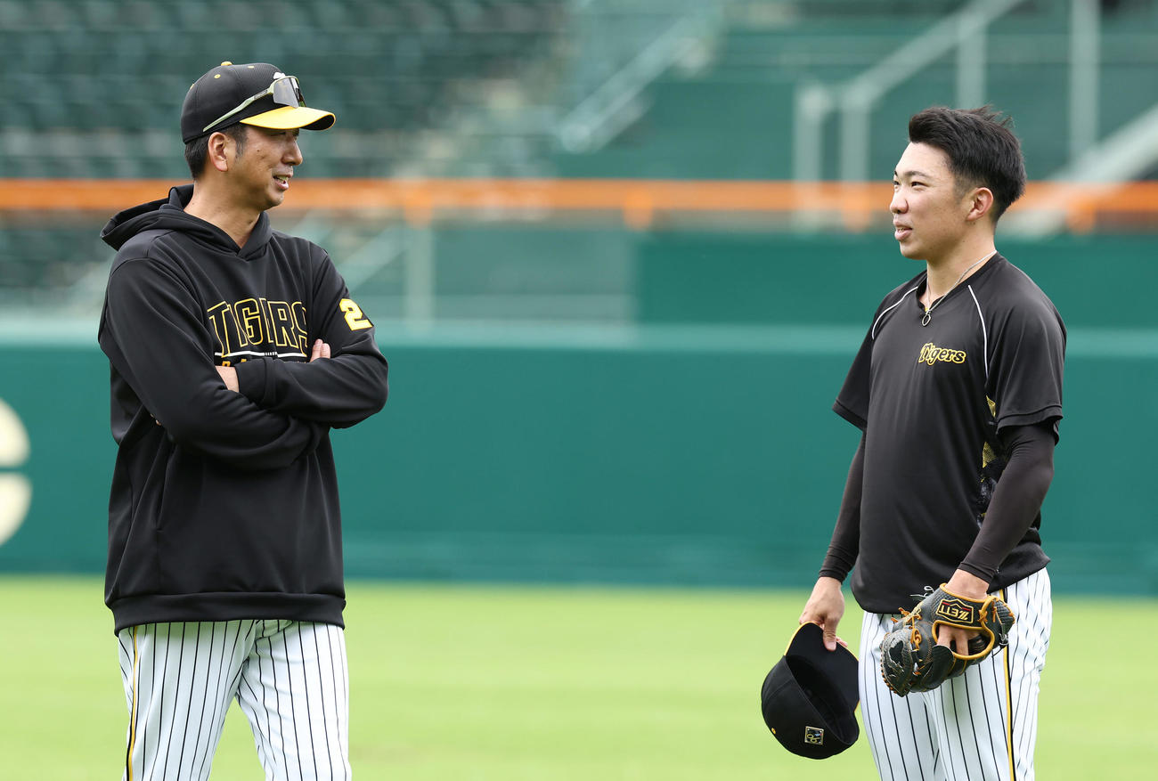 阪神石井（右）と言葉を交わす藤川監督（撮影・前田充）
