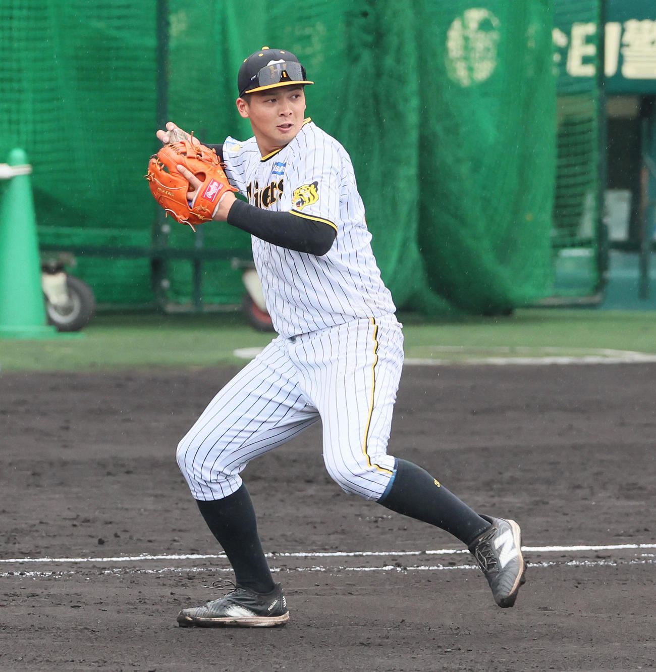 一塁でノックを受ける井上（撮影・加藤哉）