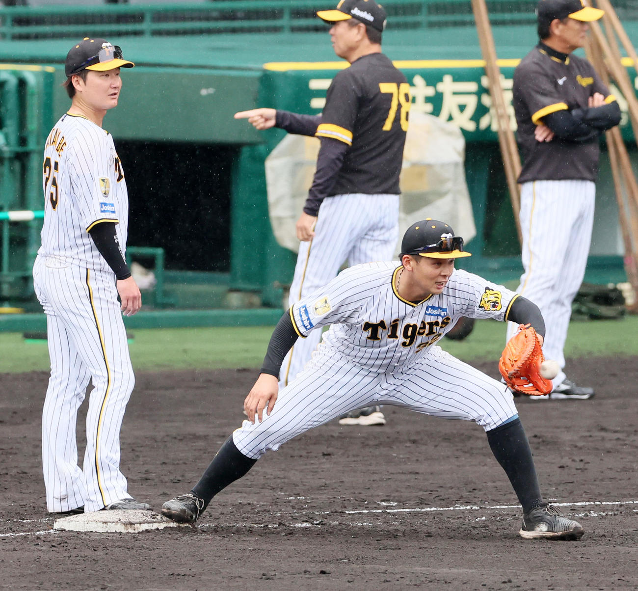 一塁でノックを受ける井上。左は渡辺（撮影・加藤哉）