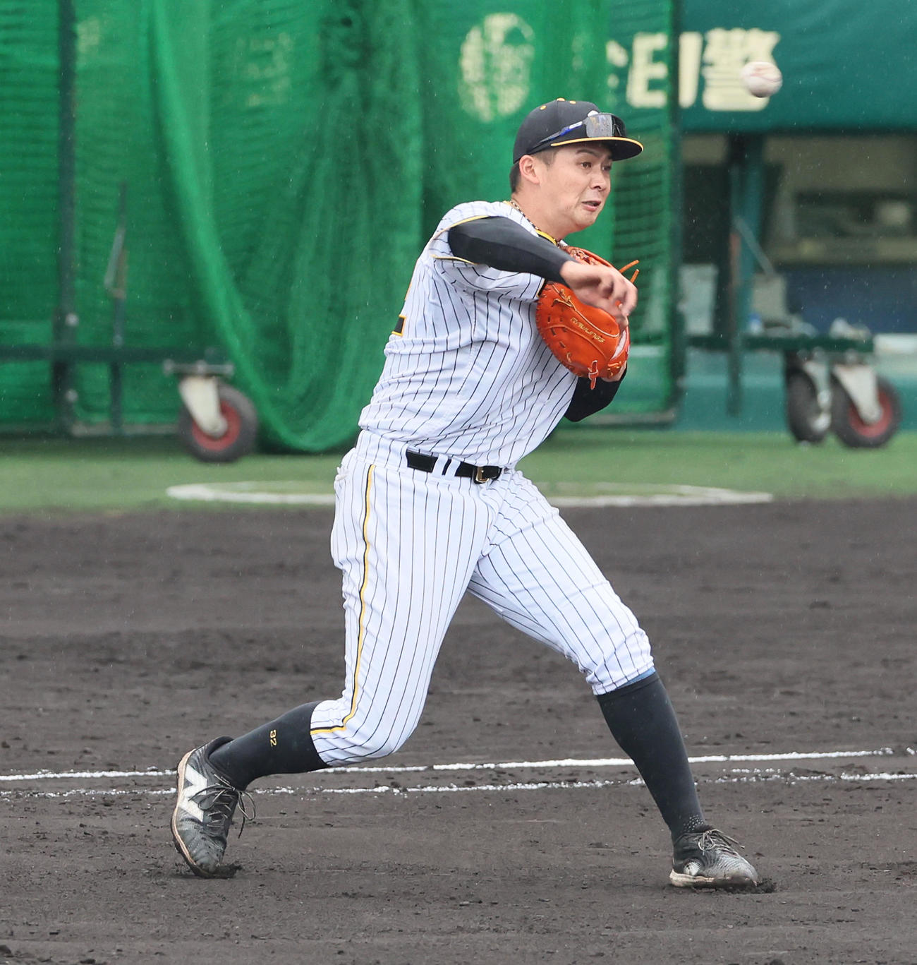 一塁でノックを受ける井上（撮影・加藤哉）