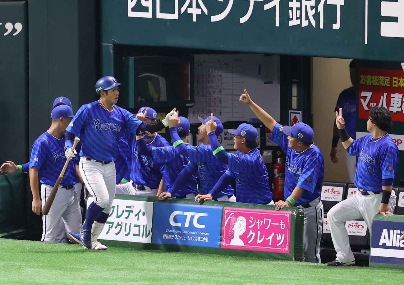 ソフトバンク対DeNA 5回表DeNA無死、桑原は左中間に勝ち越し本塁打を放ちベンチのナインとハイタッチ（撮影・梅根麻紀）