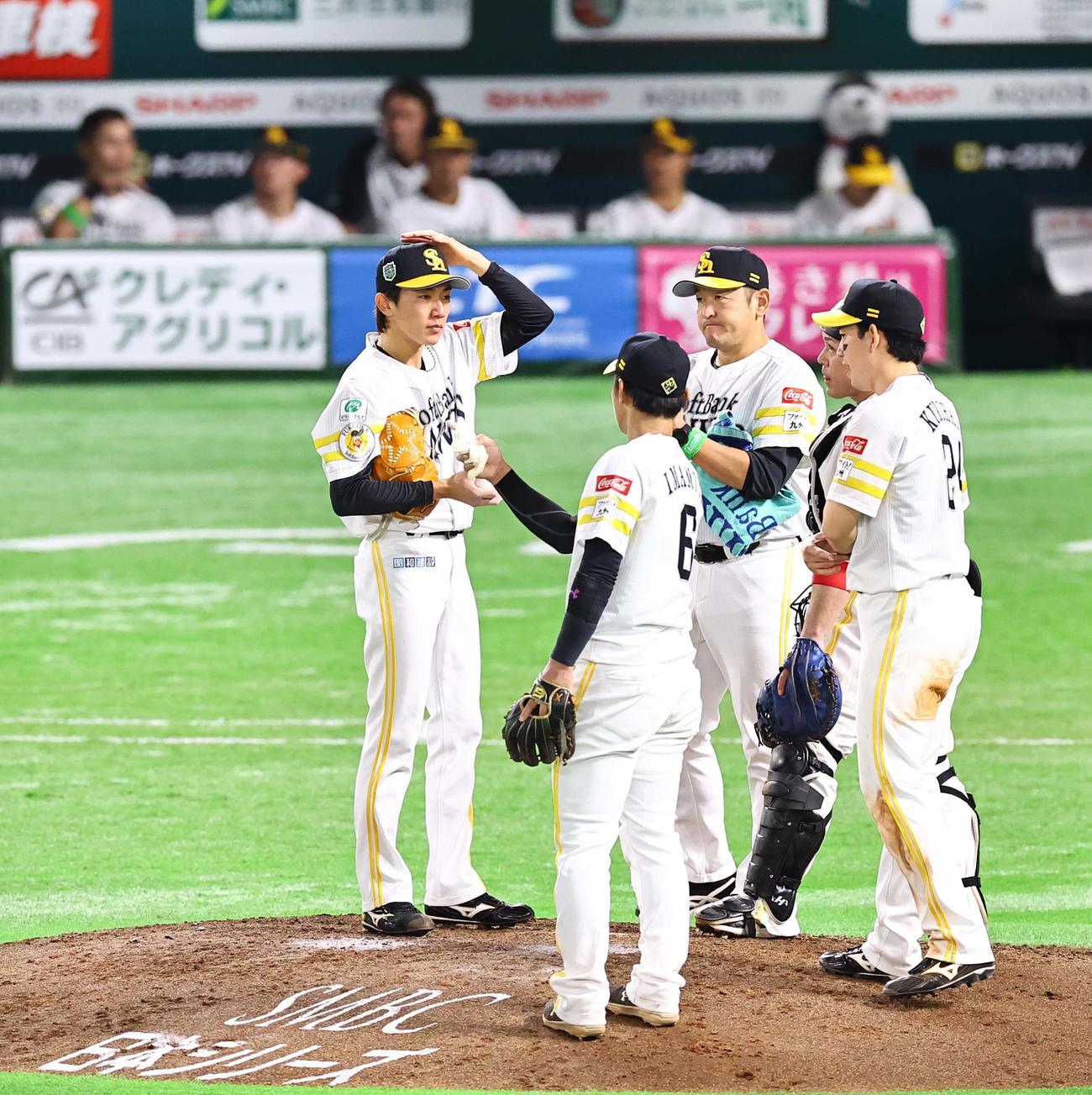 ソフトバンク対DeNA　勝ち越しを許した大津（左）はナインに声を掛けられる（撮影・上田博志）
