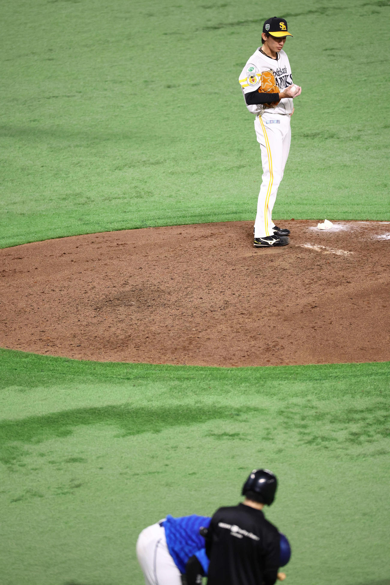 DeNA対ソフトバンク　5回表DeNA無死一塁、牧に四球を与える大津（撮影・河田真司）