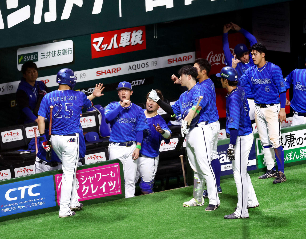 DeNA対ソフトバンク　5回表DeNA無死満塁、右犠飛を放ち追加点をあげ、ベンチに戻る筒香（左）を迎えるDeNAナイン（撮影・河田真司）