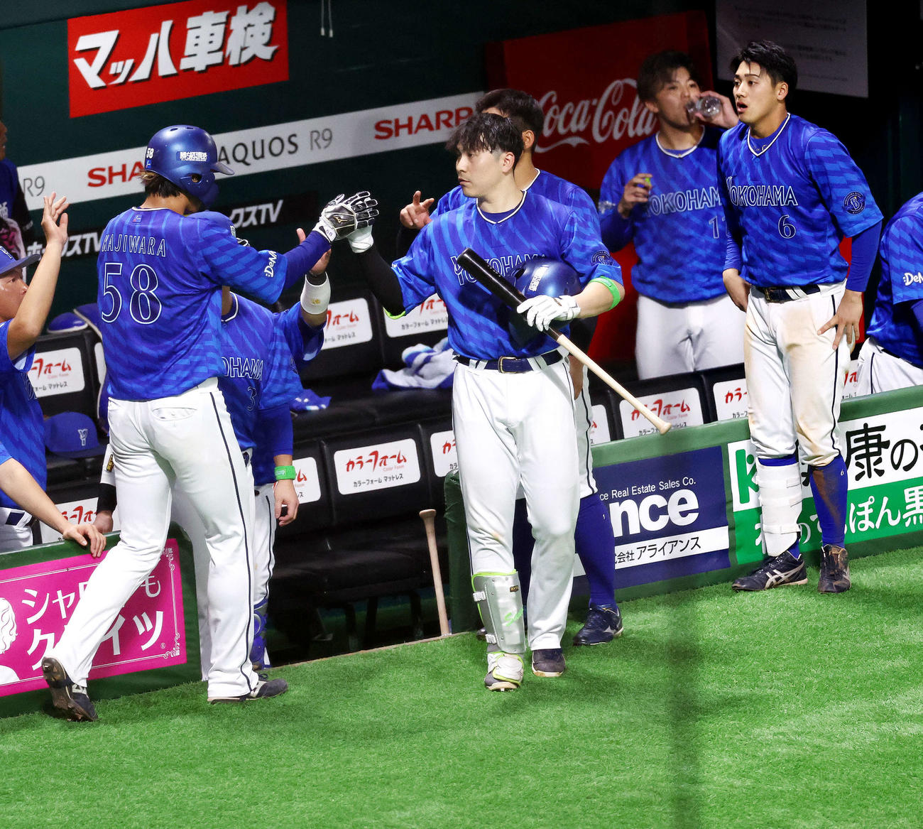 DeNA対ソフトバンク　5回表DeNA無死満塁、筒香の右犠飛で生還する梶原（左）を迎えるDeNAナイン（撮影・河田真司）