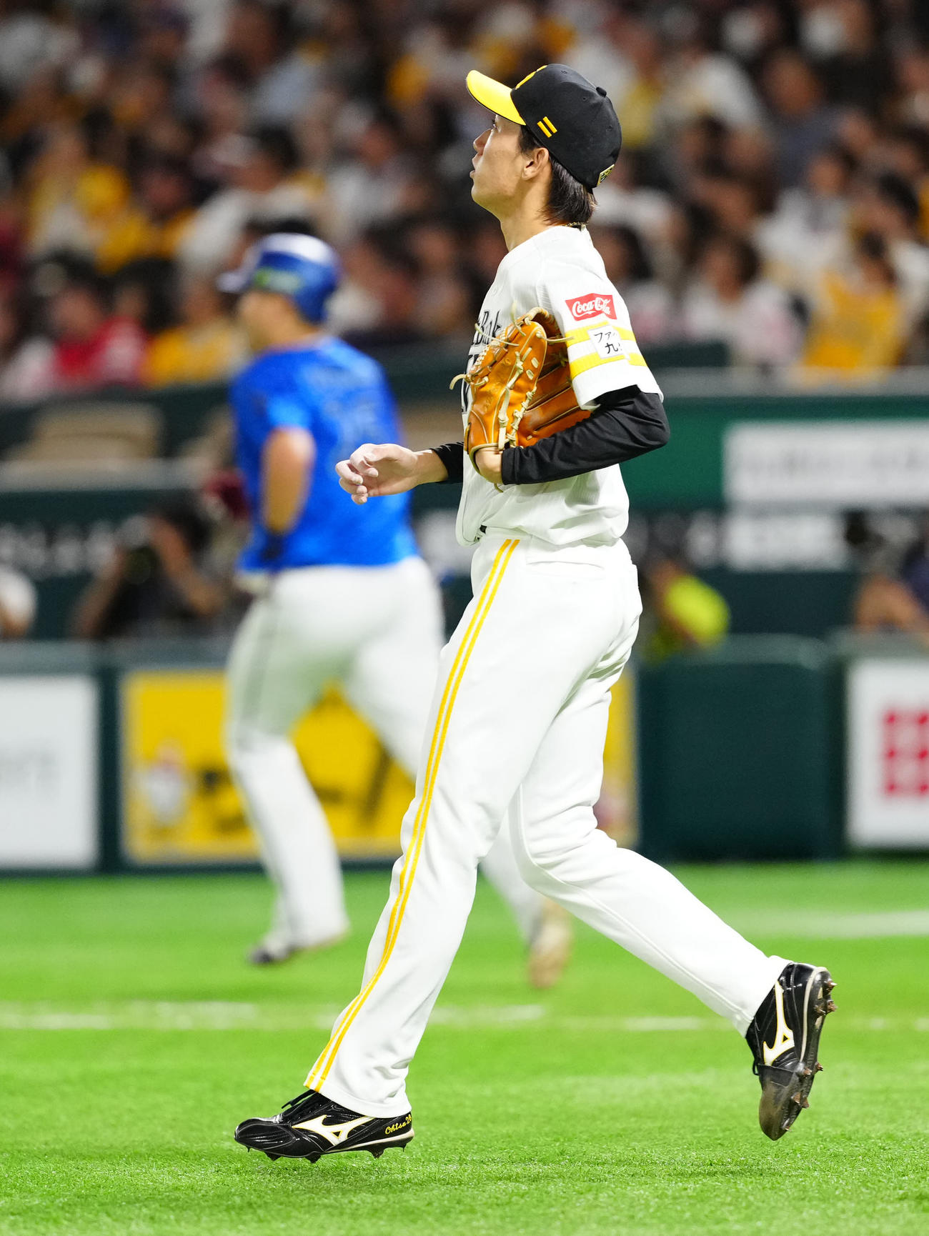 ソフトバンク対DeNA 5回表DeNA無死満塁、筒香（後方）に犠飛を浴びる大津（撮影・江口和貴）