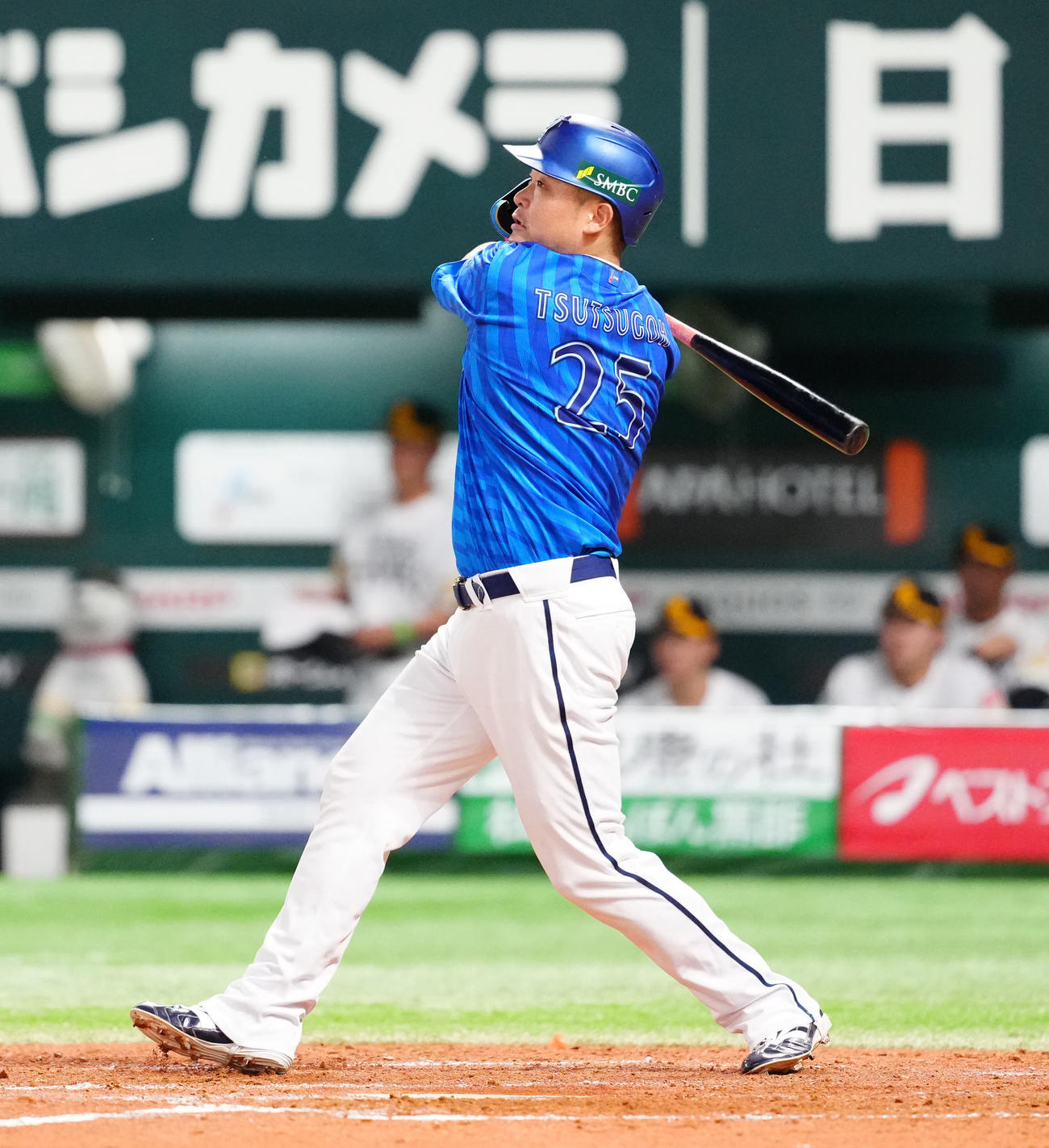 ソフトバンク対DeNA 4回表DeNA無死、二塁打を放つ筒香（撮影・江口和貴）