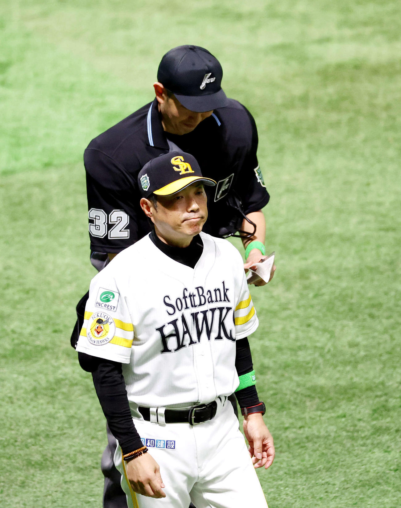 DeNA対ソフトバンク　8回裏を終え、選手交代を告げる小久保監督（撮影・河田真司）