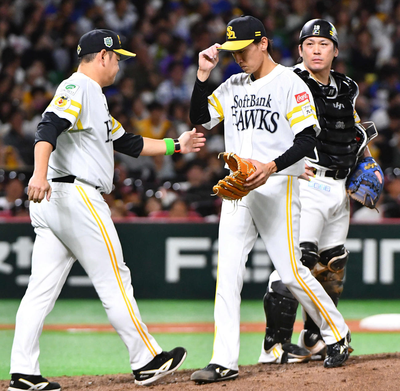 ソフトバンク対DeNA 5回表、勝ち越しを許して降板となり、肩を落としてベンチへ戻る大津（右から2人目）（撮影・岩下翔太）