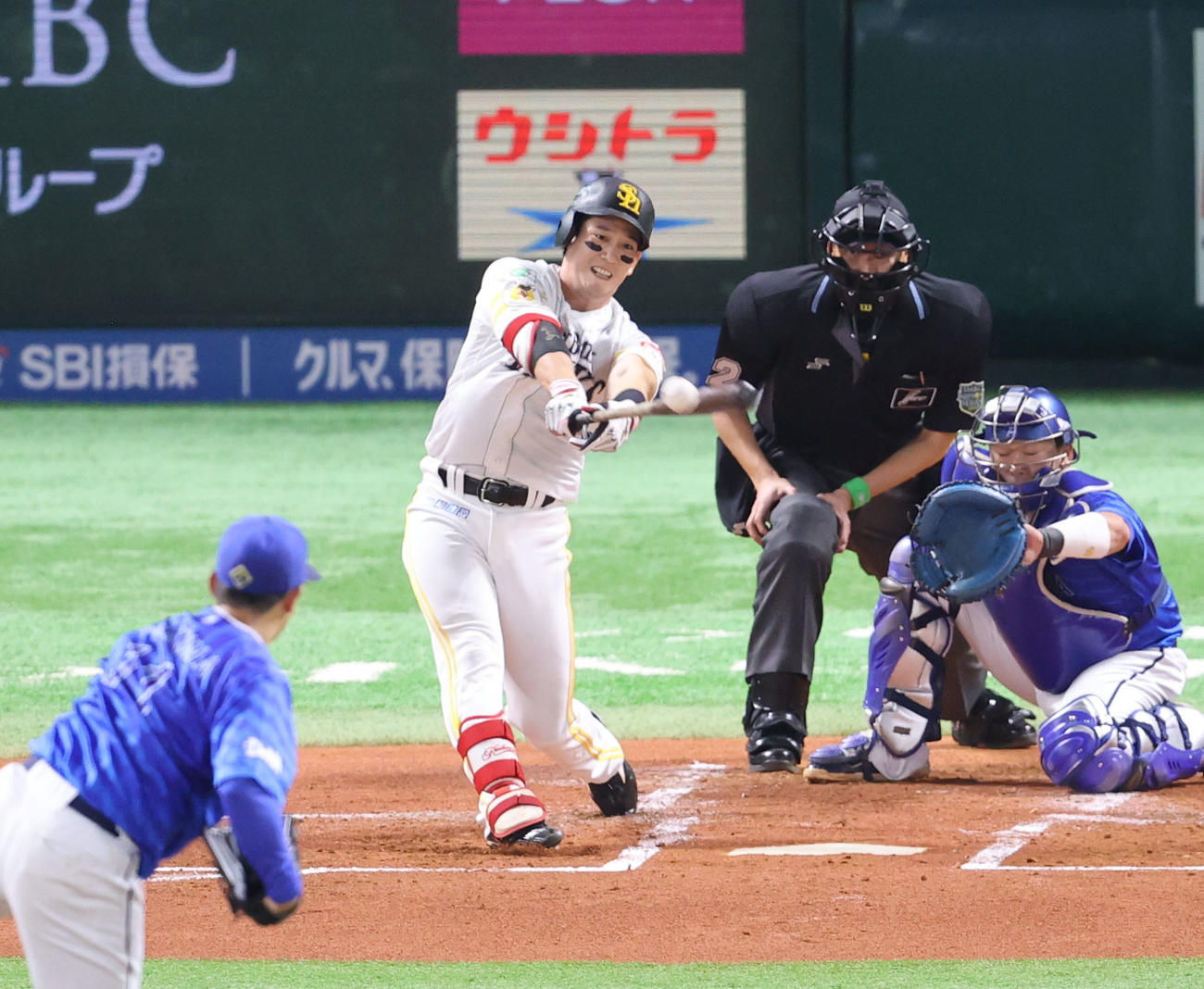 ソフトバンク対DeNA 1回裏ソフトバンク1死一塁、栗原は右前安打を放つ（撮影・梅根麻紀）