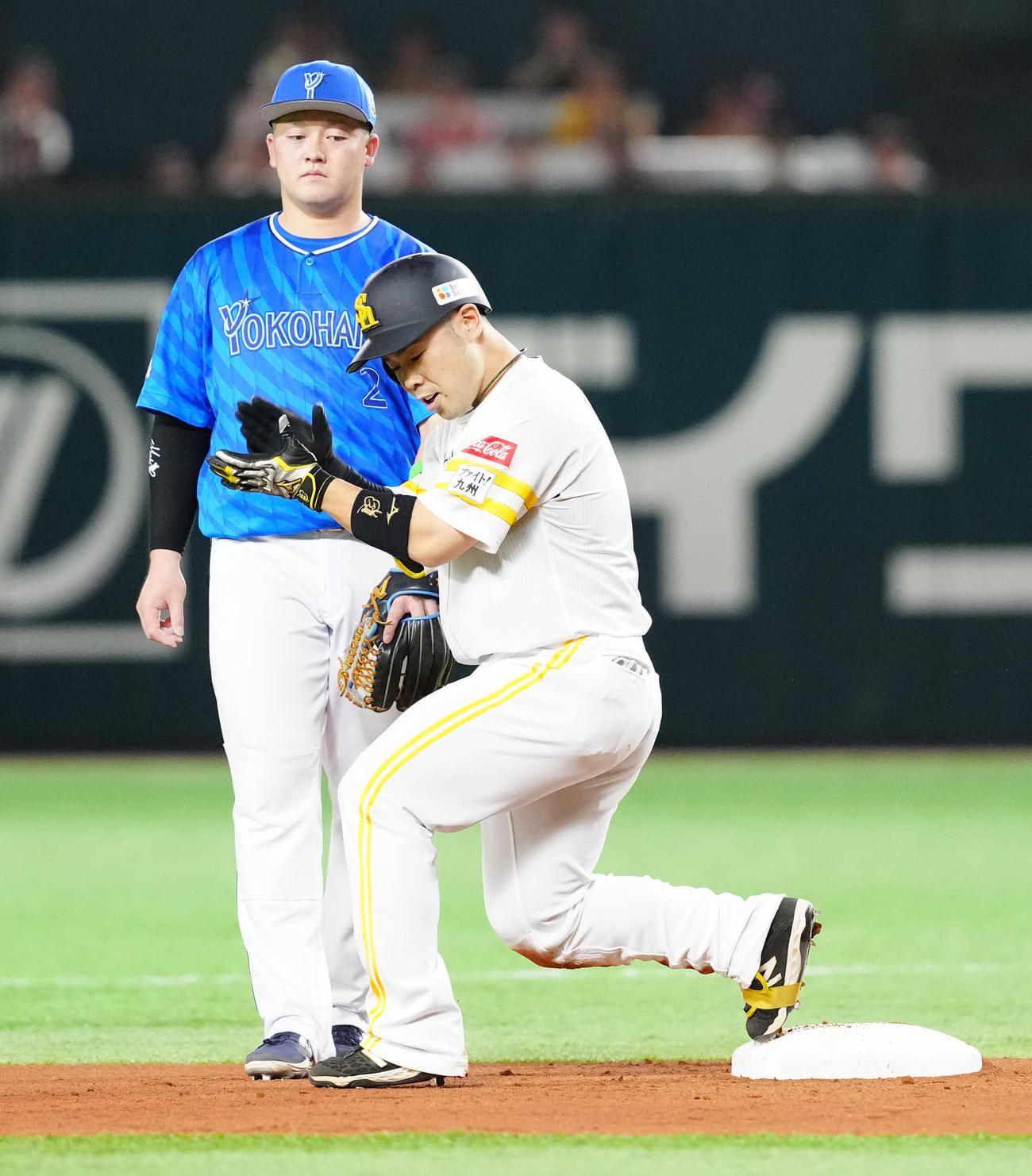 ソフトバンク対DeNA 1回裏ソフトバンク2死一、三塁、適時二塁打を放った近藤（右）。左は二塁手牧（撮影・江口和貴）