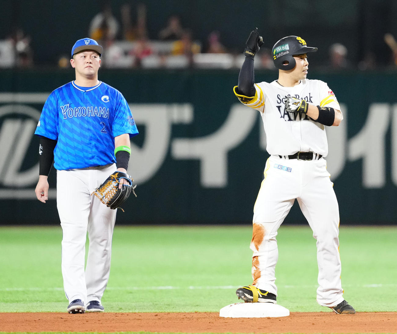 ソフトバンク対DeNA 1回裏ソフトバンク2死一、三塁、適時二塁打を放った近藤（右）。左は二塁手牧（撮影・江口和貴）